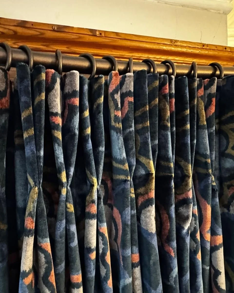 .Sometimes it&rsquo;s just about the curtains ✨

Perfectly fitted to this bay, sitting exactly as they should and finished in a beautiful, bold fabric.
Simple, classic, and done properly.

👉 strathearn-interiors.com
.
.
.
.
#StrathearnInteriors #Cur