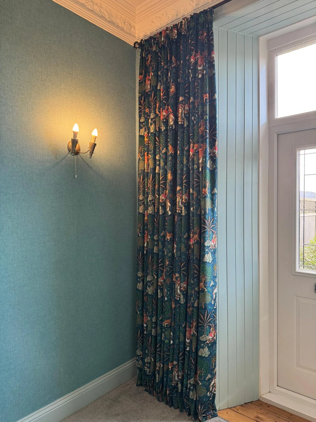 Not your standard curtain fabric 👀

A bold, detailed design that completely transforms the space &ndash; and proof that curtains don&rsquo;t have to play it safe.
When the fabric does this much talking, you just let it shine ✨

👉 strathearn-interio