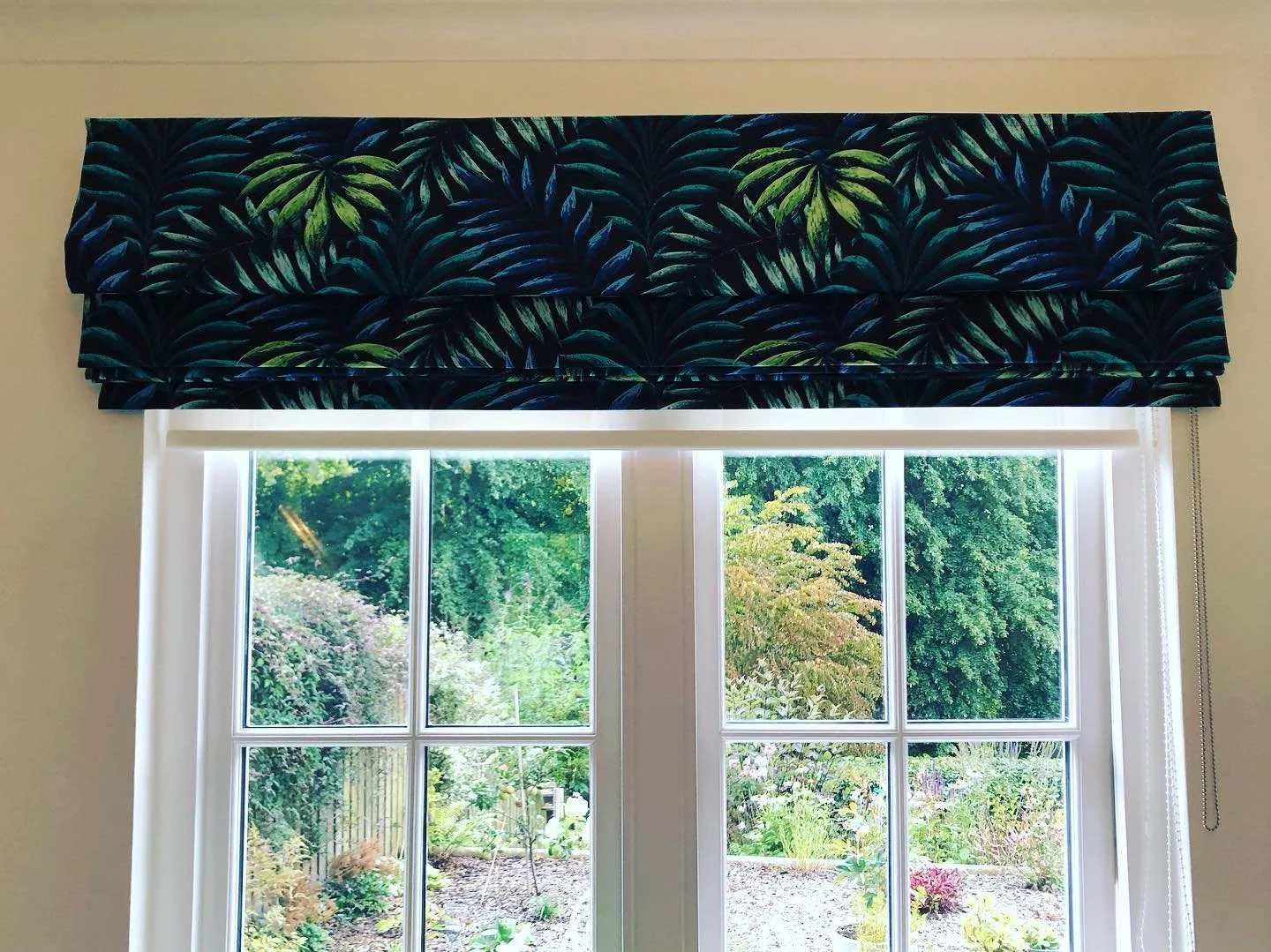 A bold choice done properly ✨

This statement Roman blind brings depth, colour and a real focal point to the room, while still keeping everything neat and tailored.

Sometimes all it takes is one piece to transform a space 👀

👉 strathearn-interiors