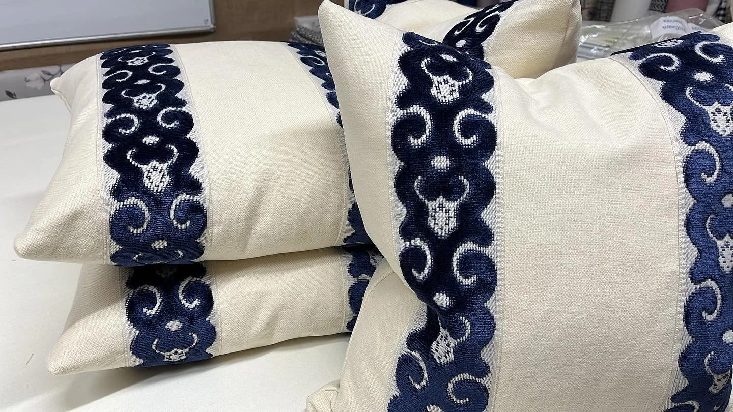Proof that sometimes less really is more 🤍

A simple, neutral base elevated with a bold trim detail&hellip; understated, but far from boring.

It&rsquo;s all in the finishing touches ✨
.
.
.
.
#StrathearnInteriors #CushionDesign #InteriorDetails #So