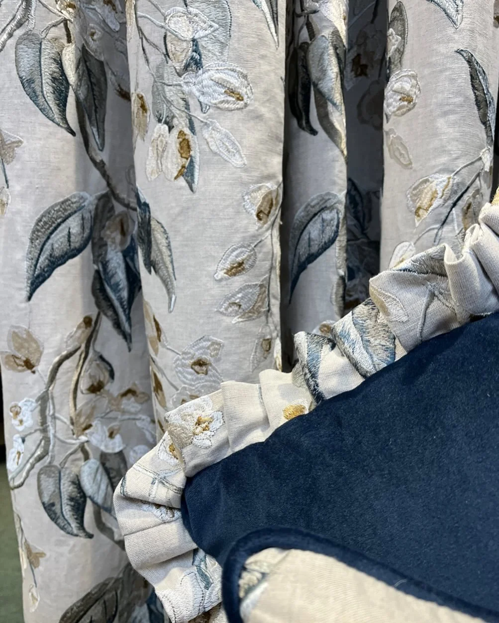 A previous Romo Fabrics display and honestly&hellip; still obsessed with it 🤍

The soft florals, the rich navy velvet, the embroidery, the frills&hellip; every detail just works beautifully together. Proof that timeless design never dates ✨

#RomoFa