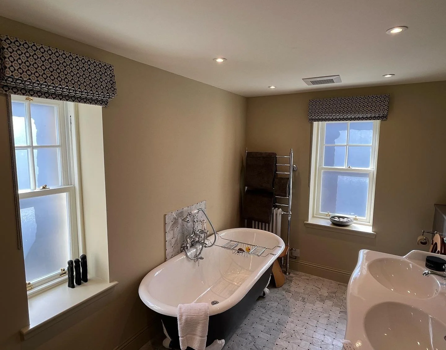 Simple Roman blinds are sometimes all a bathroom needs ✨

These patterned Romans add just enough detail and softness without overpowering the space. Practical, elegant, and perfect for keeping that clean, calming feel 🤍

#RomanBlinds #BathroomInspo 