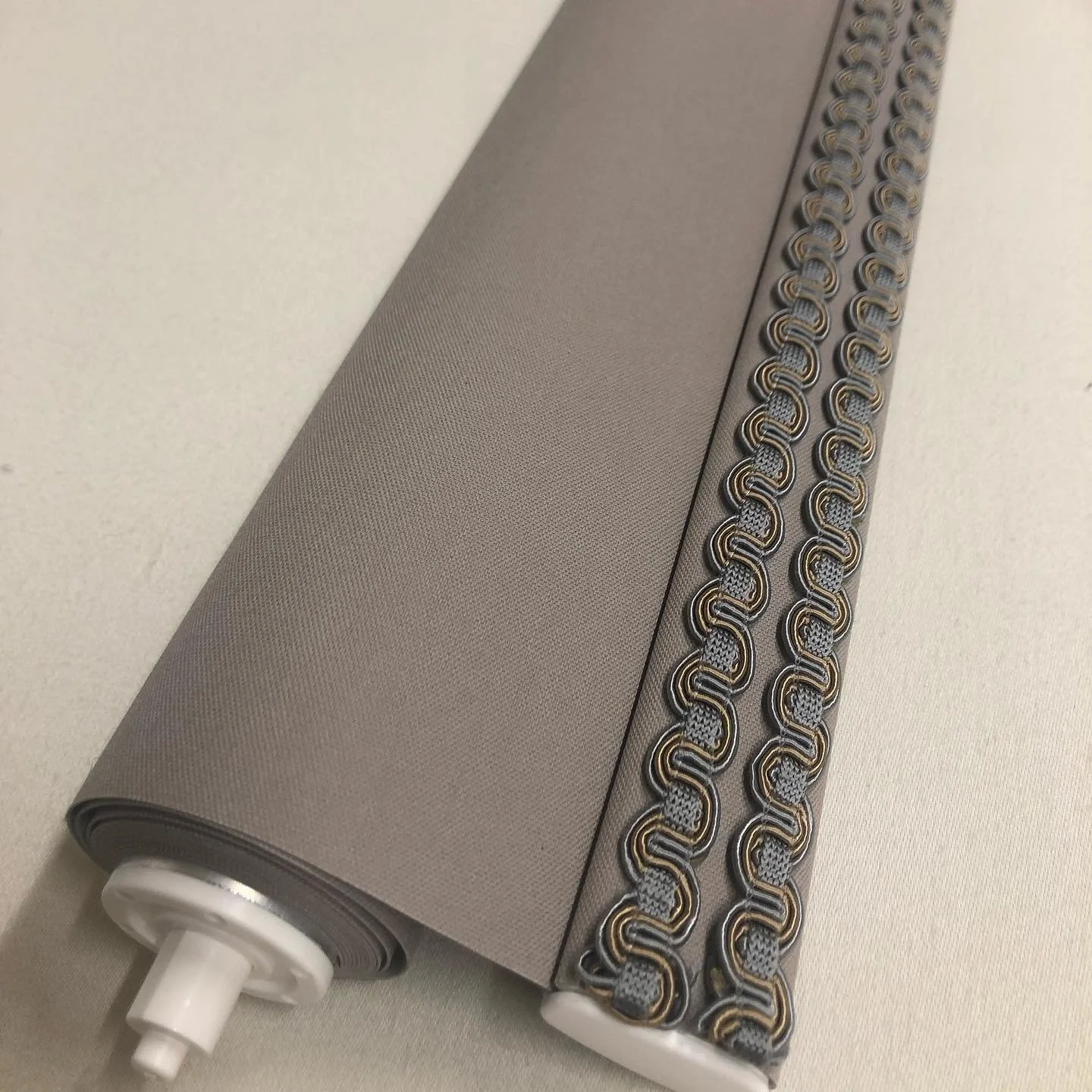 Sometimes it&rsquo;s the little finishing details that make all the difference ✨

A beautiful blind fabric paired with a coordinating trim can completely elevate the finished look. We love helping pull all those details together 🤍

#InteriorDetails 