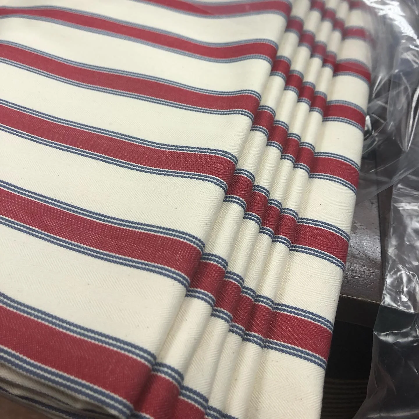Classic stripes never go out of style ❤️🤍💙

There&rsquo;s something timeless about a beautifully made striped Roman blind. Clean lines, crisp folds and a fabric that works just as well in a country cottage as it does in a coastal home.

Simple? Yes