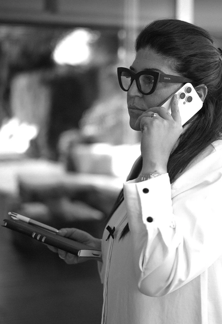 Romina Norry coordinando un evento mientras habla por teléfono