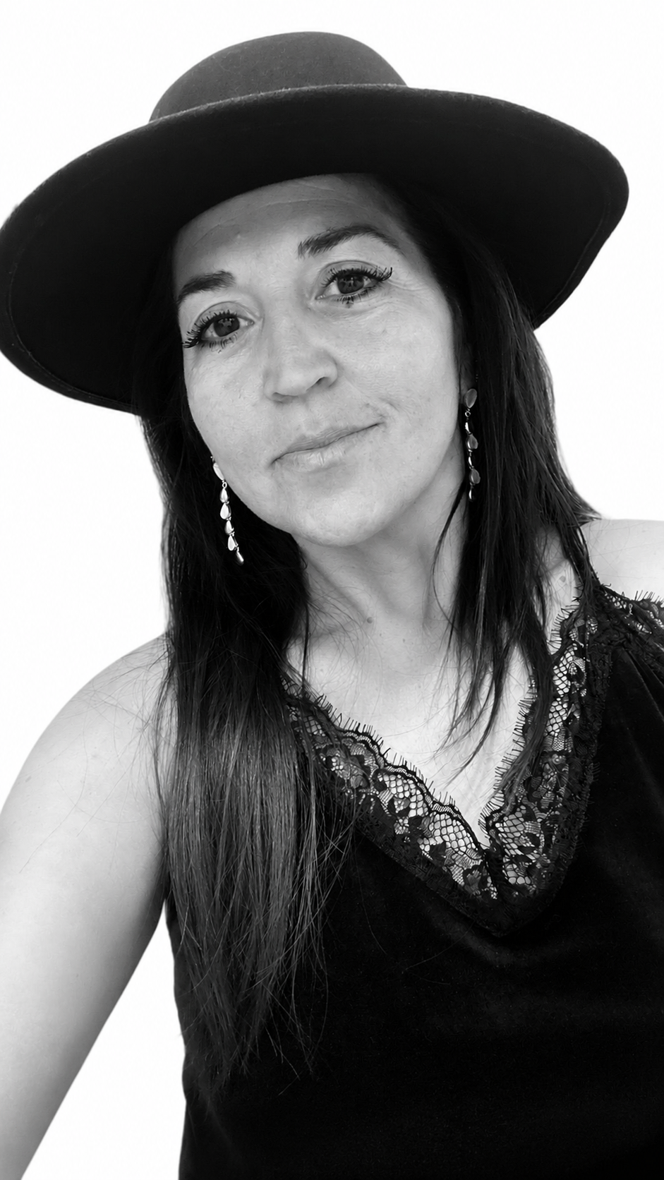 Romina, fundadora de Viva La Vida Events, con sombrero sobre fondo blanco