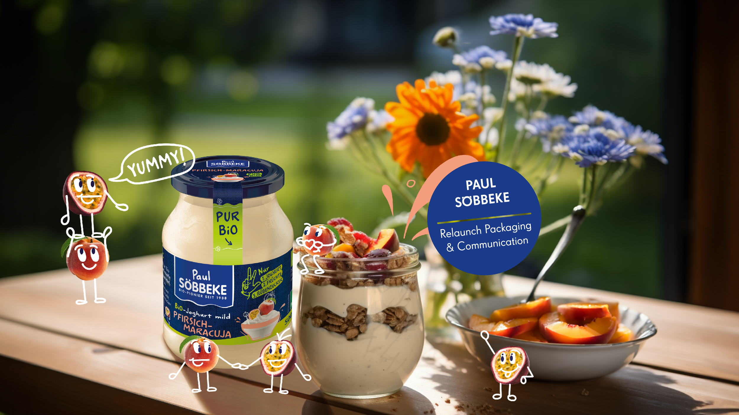 Ein Joghurt-Glas mit Pfirsichen und Marmelade, umgeben von lebhaften Zeichentrickfrüchten, auf einem Holztisch mit Blumen im Hintergrund.