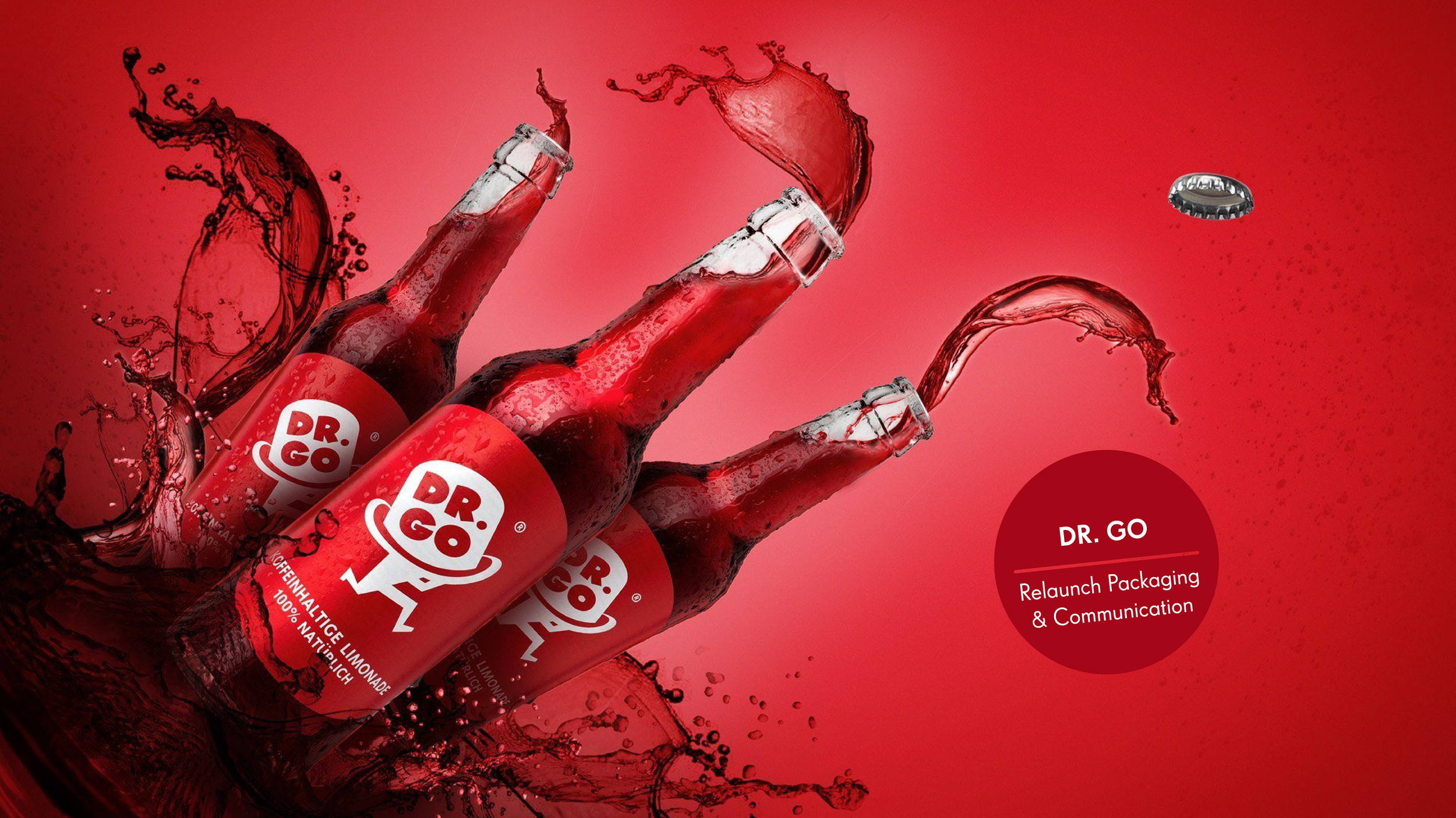 Drei Flaschen Dr. Go Limonade mit rotem Hintergrund, aus denen Limonade spritzt, neben einem rotfarbenen Kreis mit Text, der das Unternehmen und eine Relaunch-Ankündigung angibt.