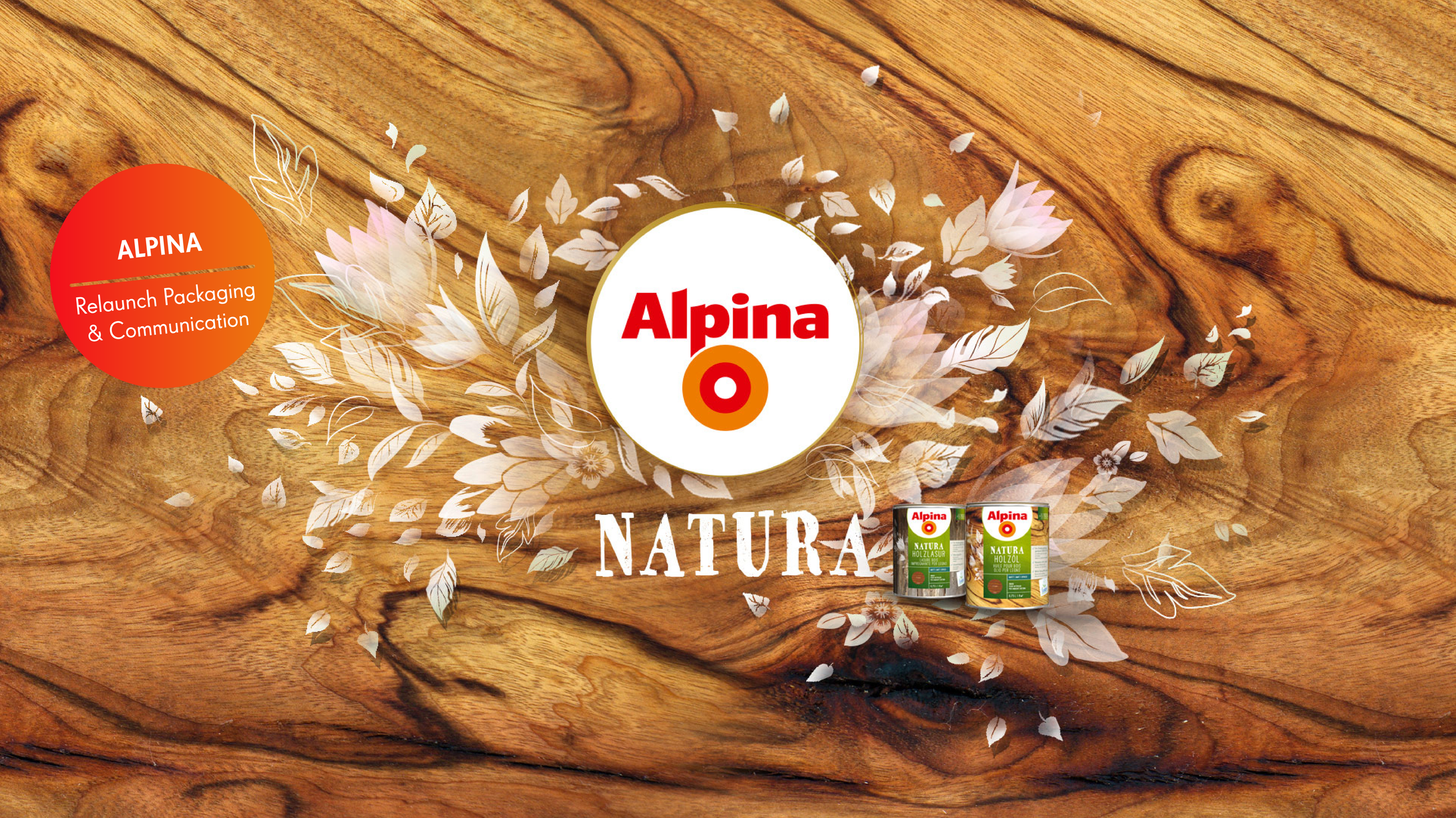 Verpackung von Alpina Natur Holzöl, vor einem holzfarbenen Hintergrund mit weißen Blättern und dekorativen Elementen, mit dem Alpina Logo in der Mitte, und einer roten Box auf der linken Seite mit der Aufschrift "Relaunch Packaging & Communication"