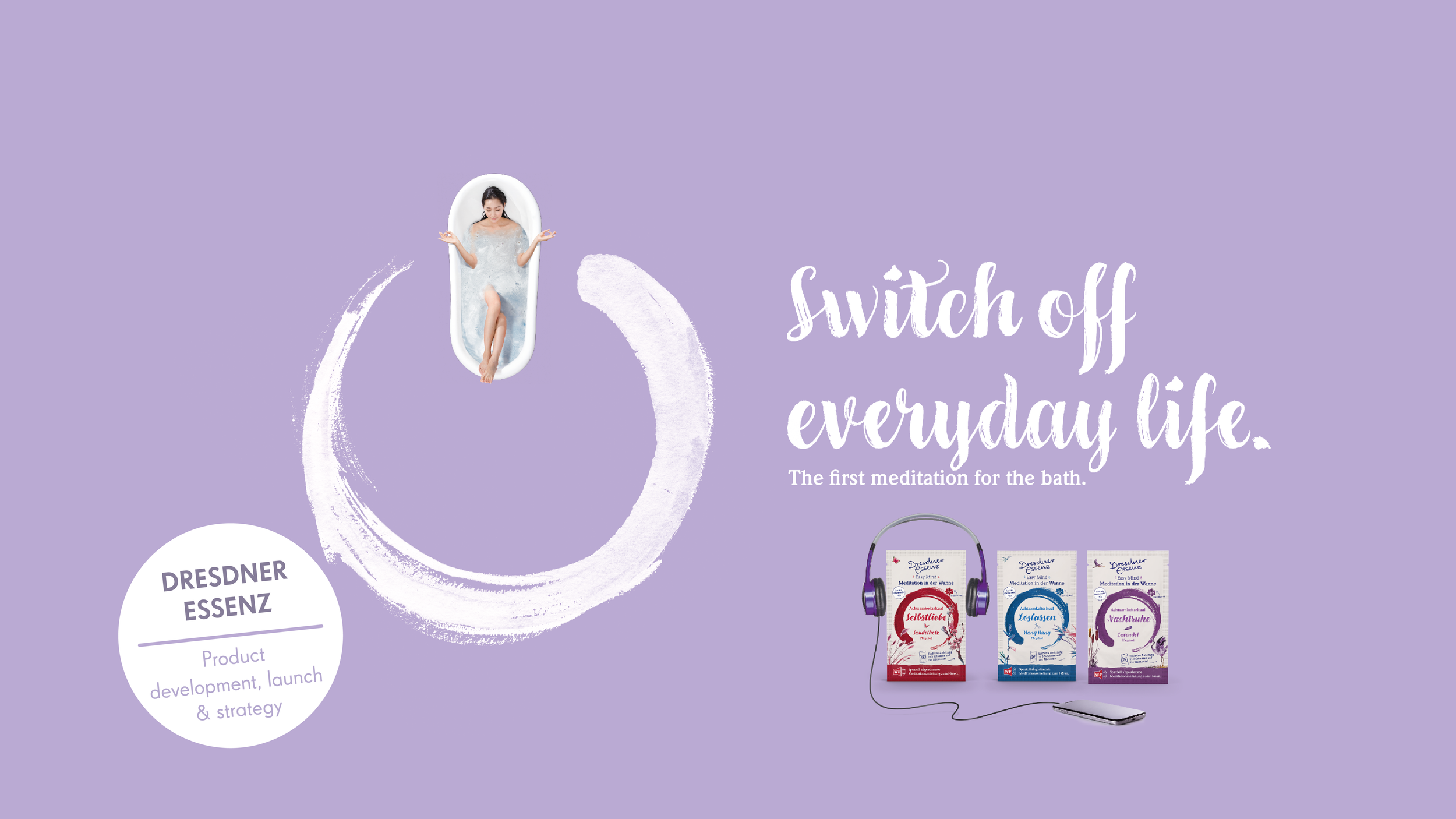 Eine Illustration eines Lavabos mit einer Person, die darin entspannt liegt, umgeben von einer großen weißen Kreisspure, die an einen Lichtschalter erinnert, mit dem Text 'Schalte dein Leben ab' und Produktverpackungen für Badezusätze mit Kopfhörern 