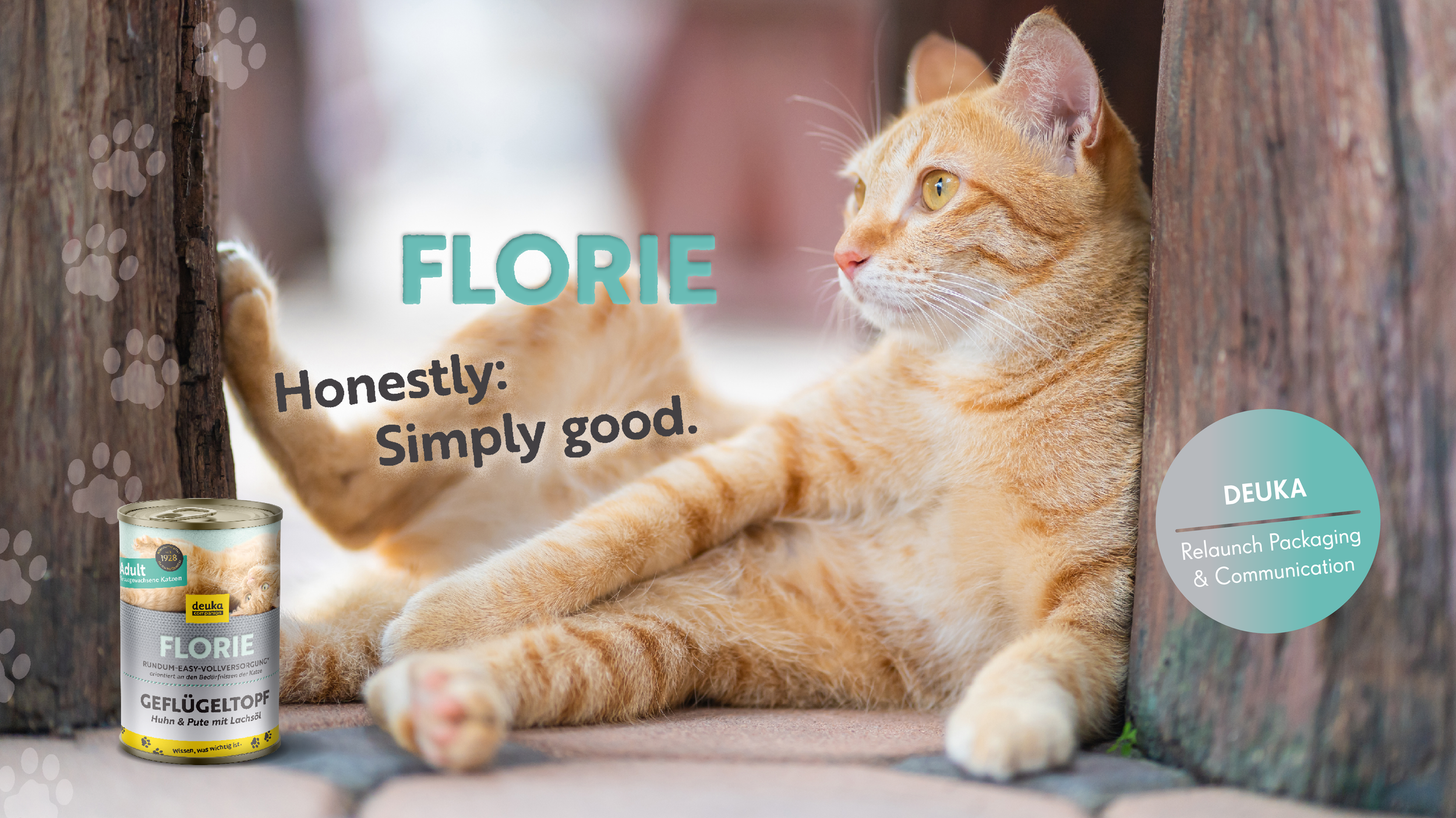 Ein sitzender orange-weiß gestreifter Katze liegt entspannt zwischen zwei Holzpfosten, Blick nach rechts gerichtet, neben einem Dosenfutter mit der Bezeichnung 'FLORE' und dem Slogan 'Honestly: Simply good'. Es gibt einen runden, grünen Aufkleber mit