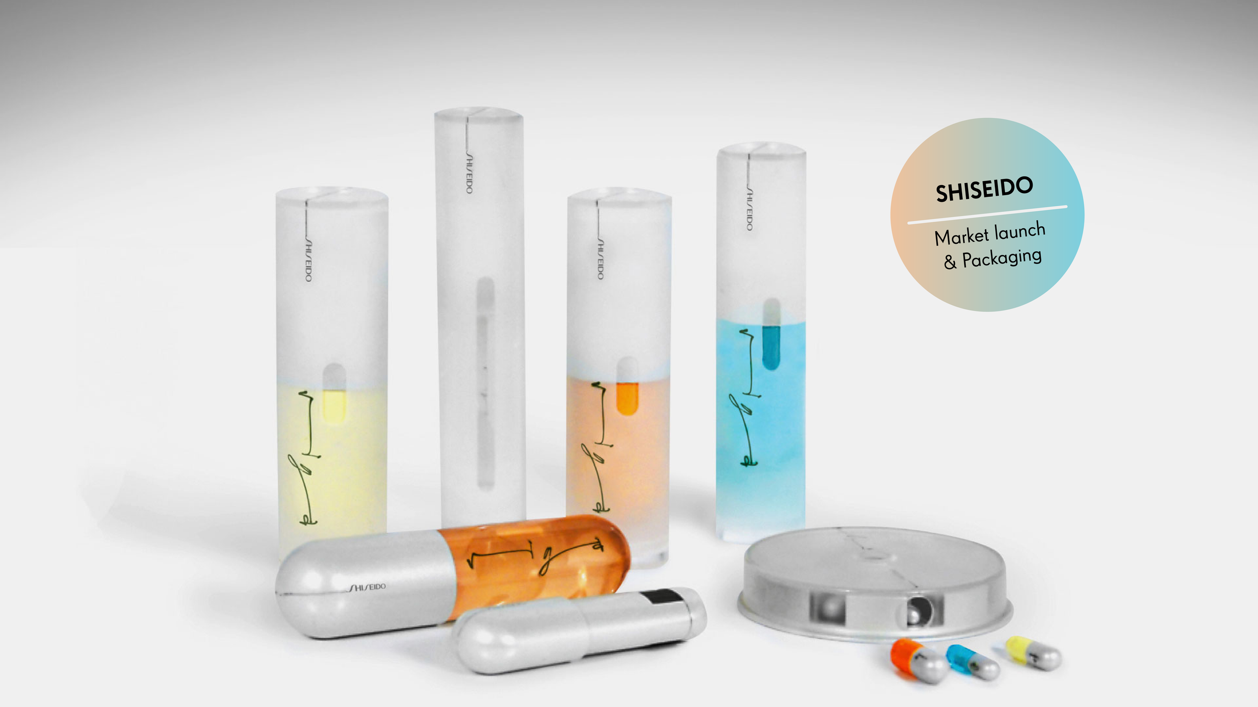 Verschiedene elegante Shiseido Produktverpackungen und -ampullen mit bunten Flüssigkeiten, dazu eine runde Verpackung und Pillen. Ein Etikett mit ‚SHISEIDO Market launch & Packaging‘ ist sichtbar.