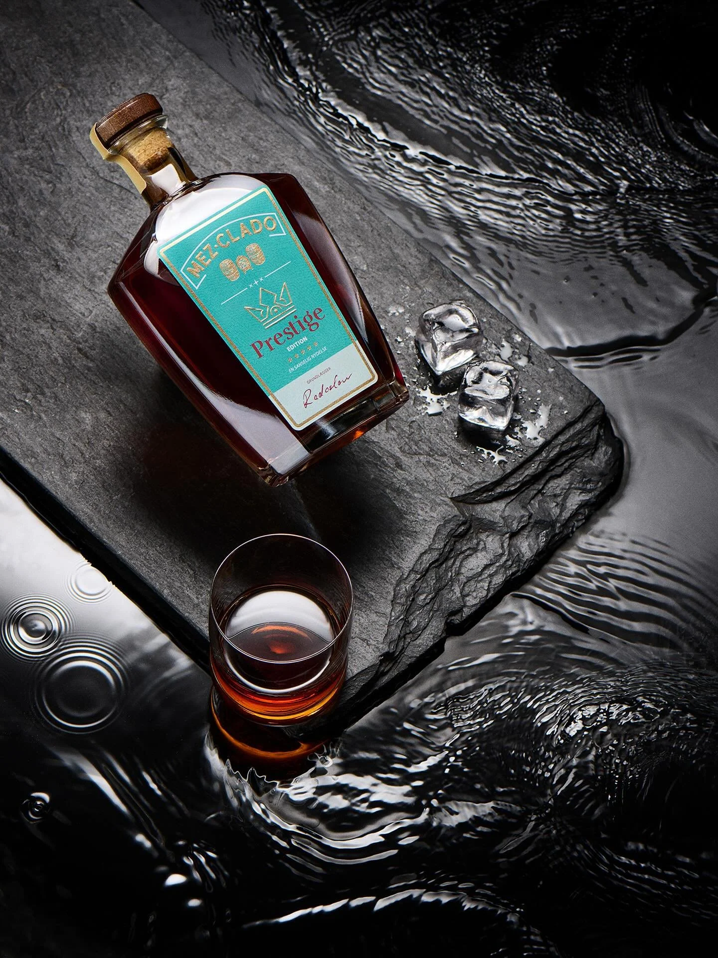 Mez&bull;Clado in the studio.
This week was probably one of my favorite at @mediacollegedk so far. Even though I don&rsquo;t have much experience in still life (or the photography where you put stuff next to each other with a product) I really learne