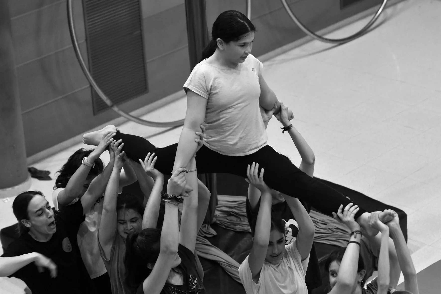 Tusikcirc_Acrobacies nenes.webp