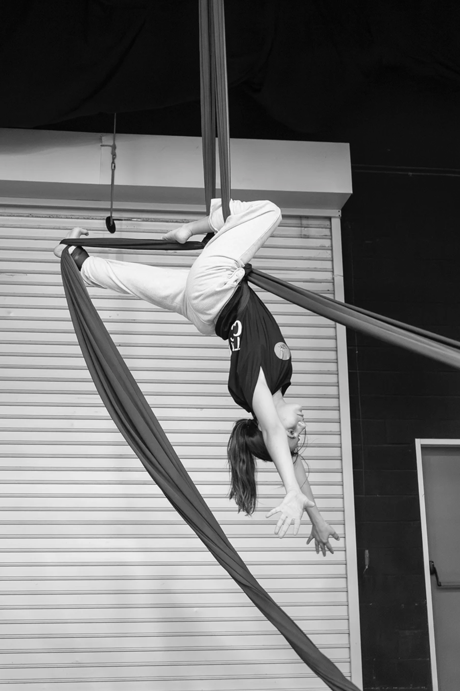 nena fent una figura a les teles