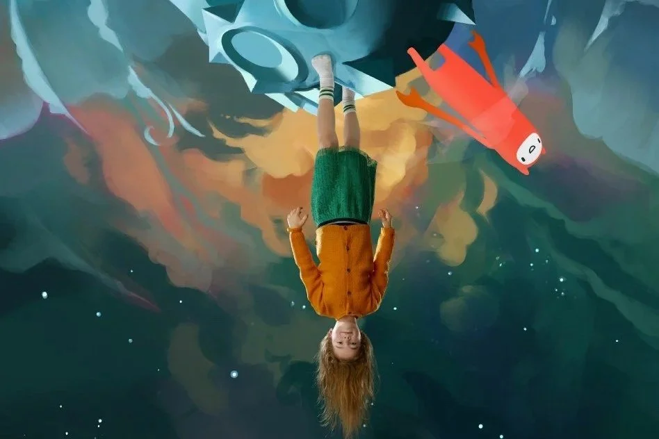 Vrouw staat onder een donkere, kleurrijke, gerommelde muur met een cartoonachtig grafisch ontwerp van een rode koe, uitkijkend naar beneden, met haar hoofd naar onderen en haar armen ontspannen langs haar zij.