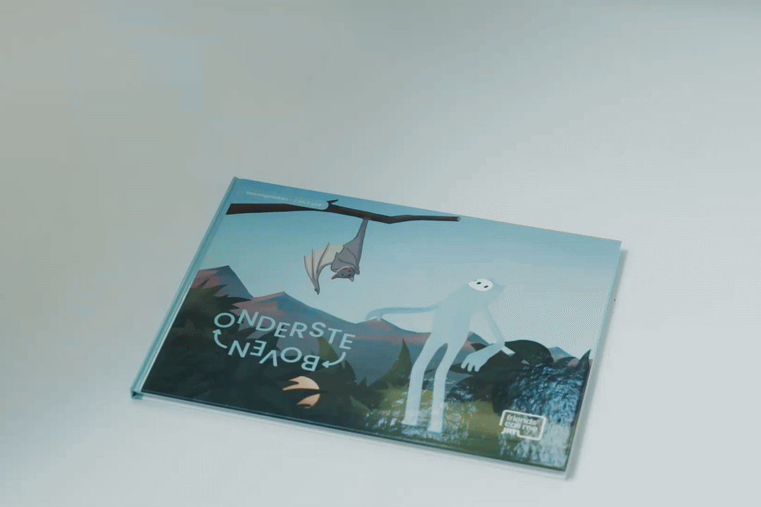 Een kinderboek met een illustratie van een vleermuis en een iguana op de omslag, met de titel 'OndersteBoven'.