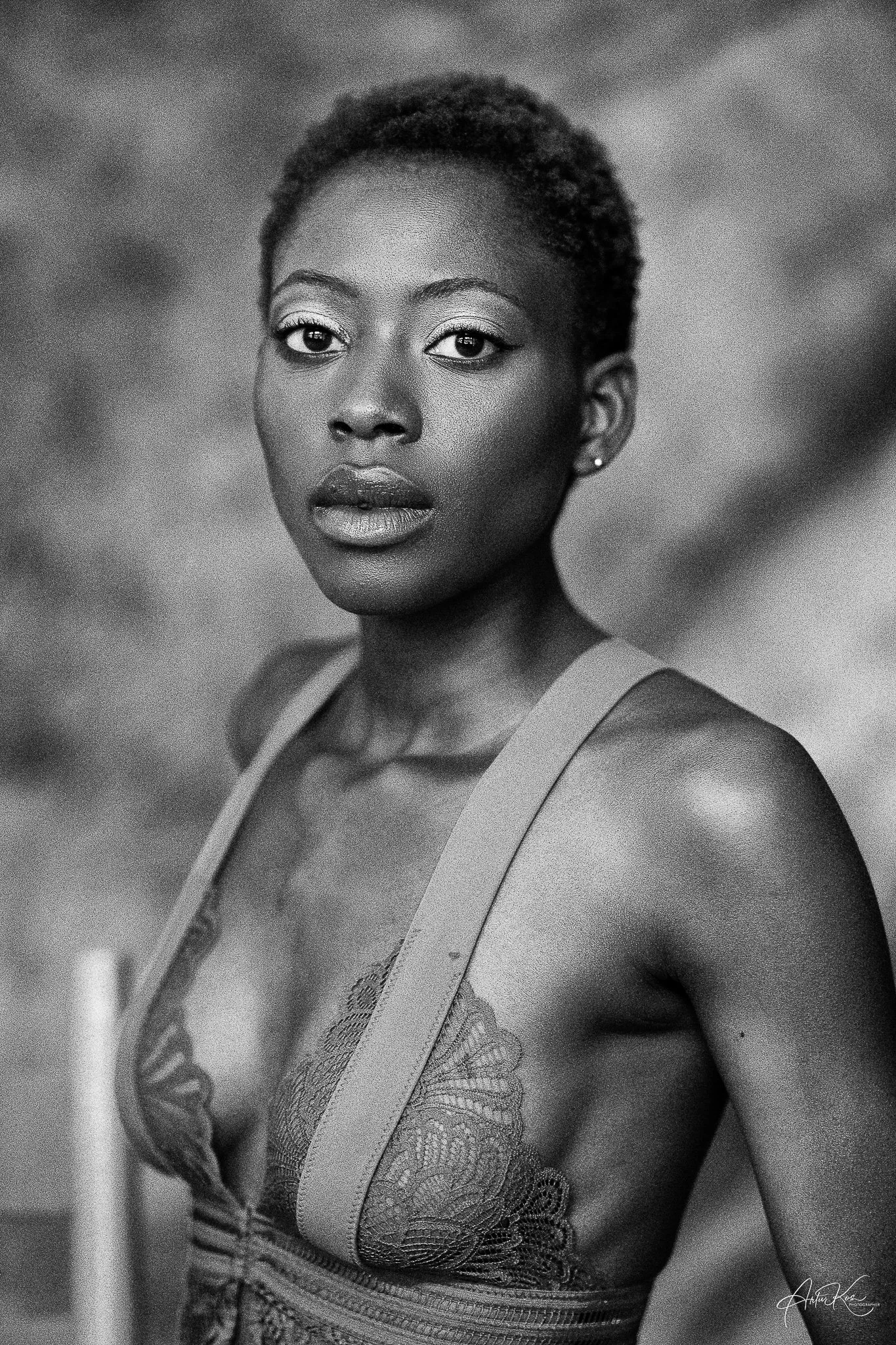 Galeria portretów monochromatycznych to opowieść o emocjach, świetle i formie. Czarno-biały portret wydobywa charakter, spojrzenie i autentyczność, eliminując zbędne rozpraszacze koloru. To fotografia portretowa oparta na prostocie, kontrastach i pon