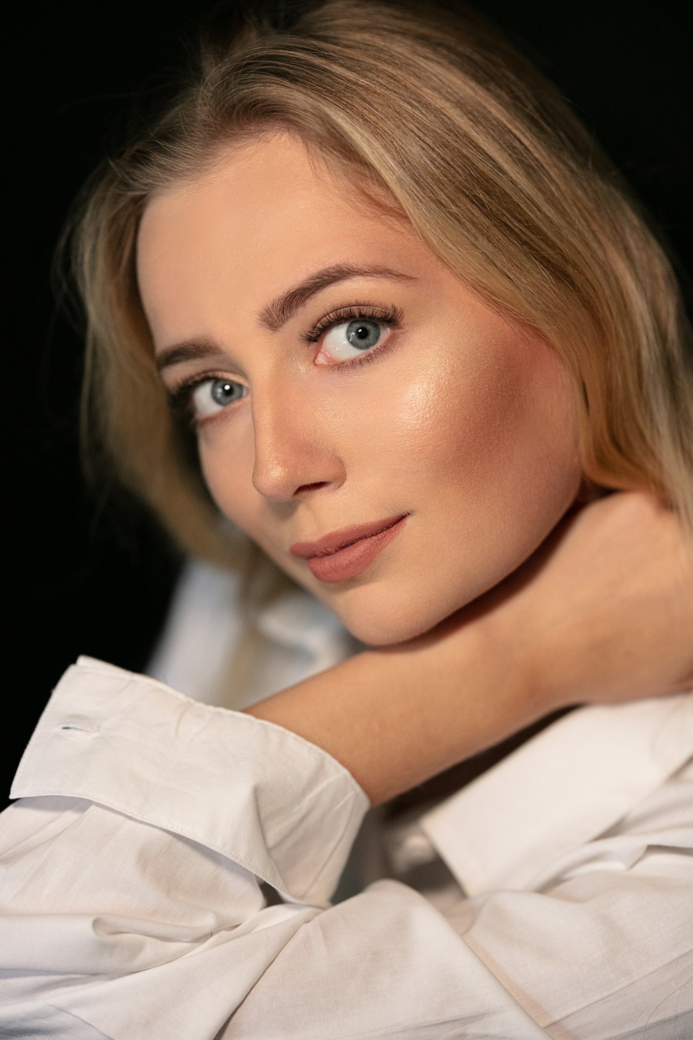 Color portrait photography celebrates natural tones, light, and emotion, capturing personality through rich colors and subtle nuances.