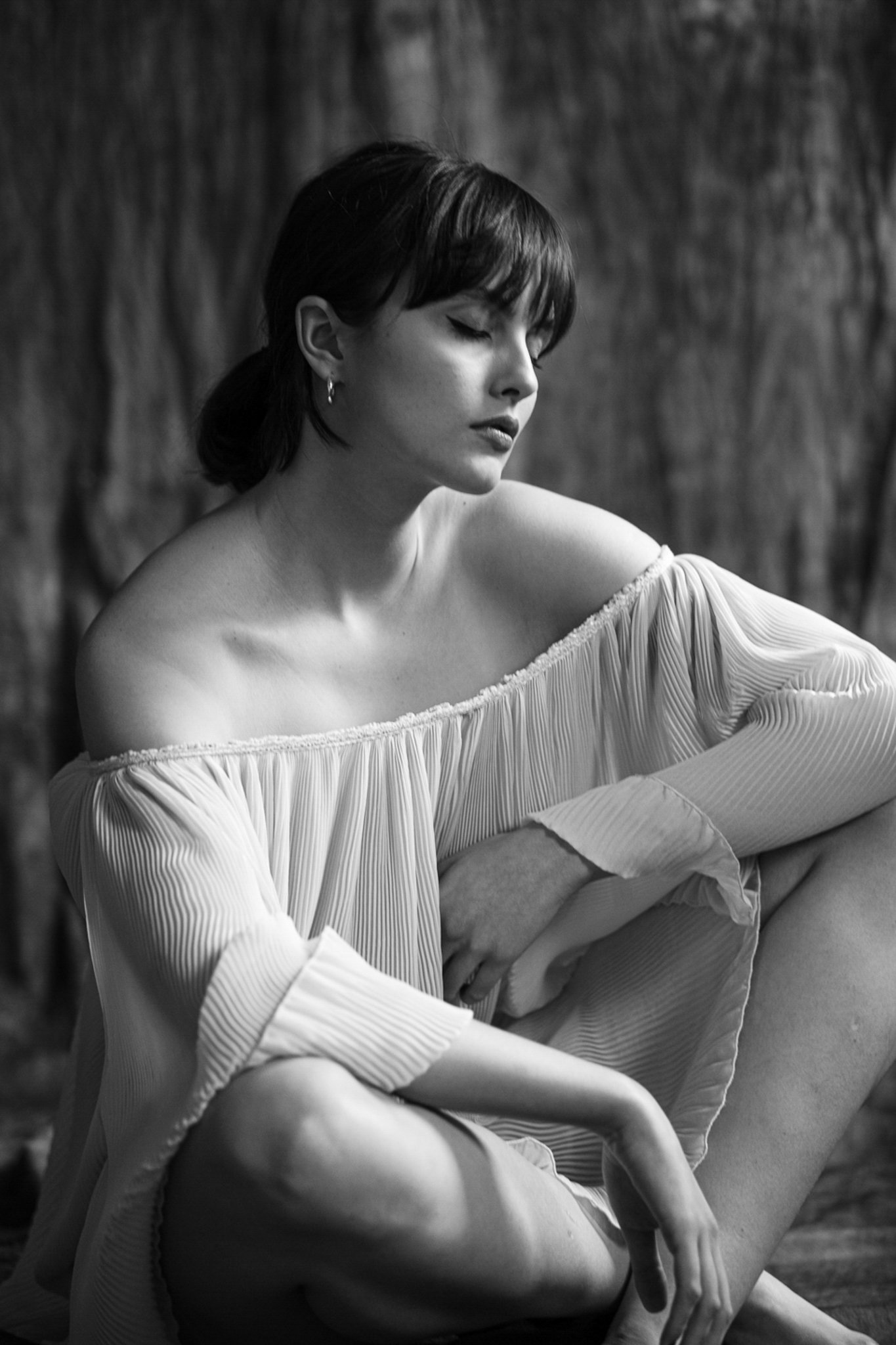 Galeria portretów monochromatycznych to opowieść o emocjach, świetle i formie. Czarno-biały portret wydobywa charakter, spojrzenie i autentyczność, eliminując zbędne rozpraszacze koloru. To fotografia portretowa oparta na prostocie, kontrastach i pon