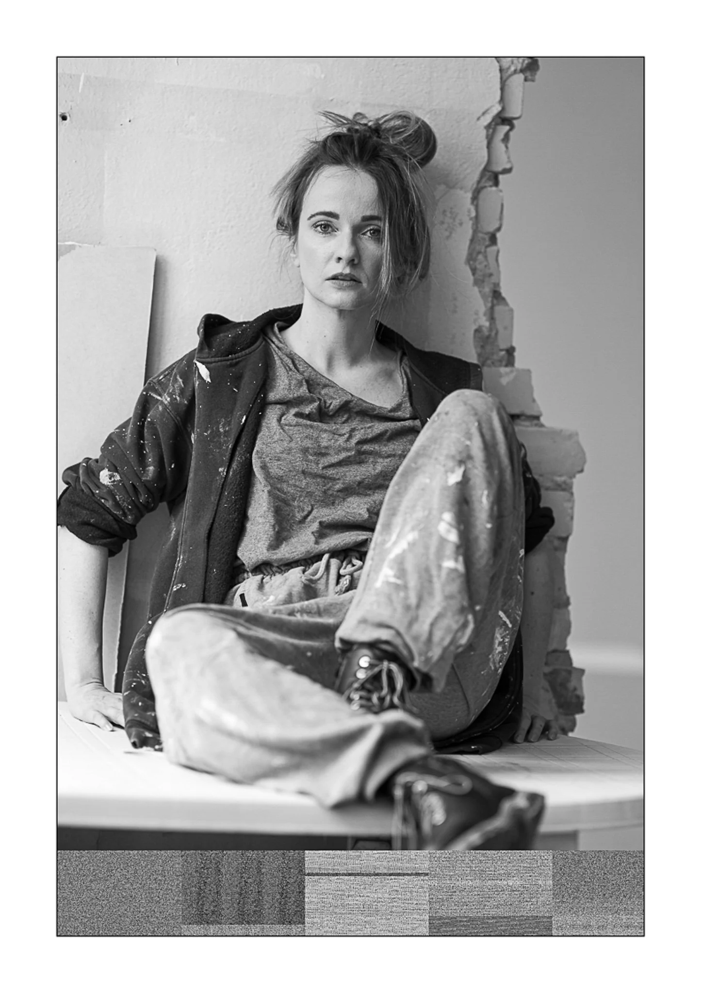 Galeria portretów monochromatycznych to opowieść o emocjach, świetle i formie. Czarno-biały portret wydobywa charakter, spojrzenie i autentyczność, eliminując zbędne rozpraszacze koloru. To fotografia portretowa oparta na prostocie, kontrastach i pon