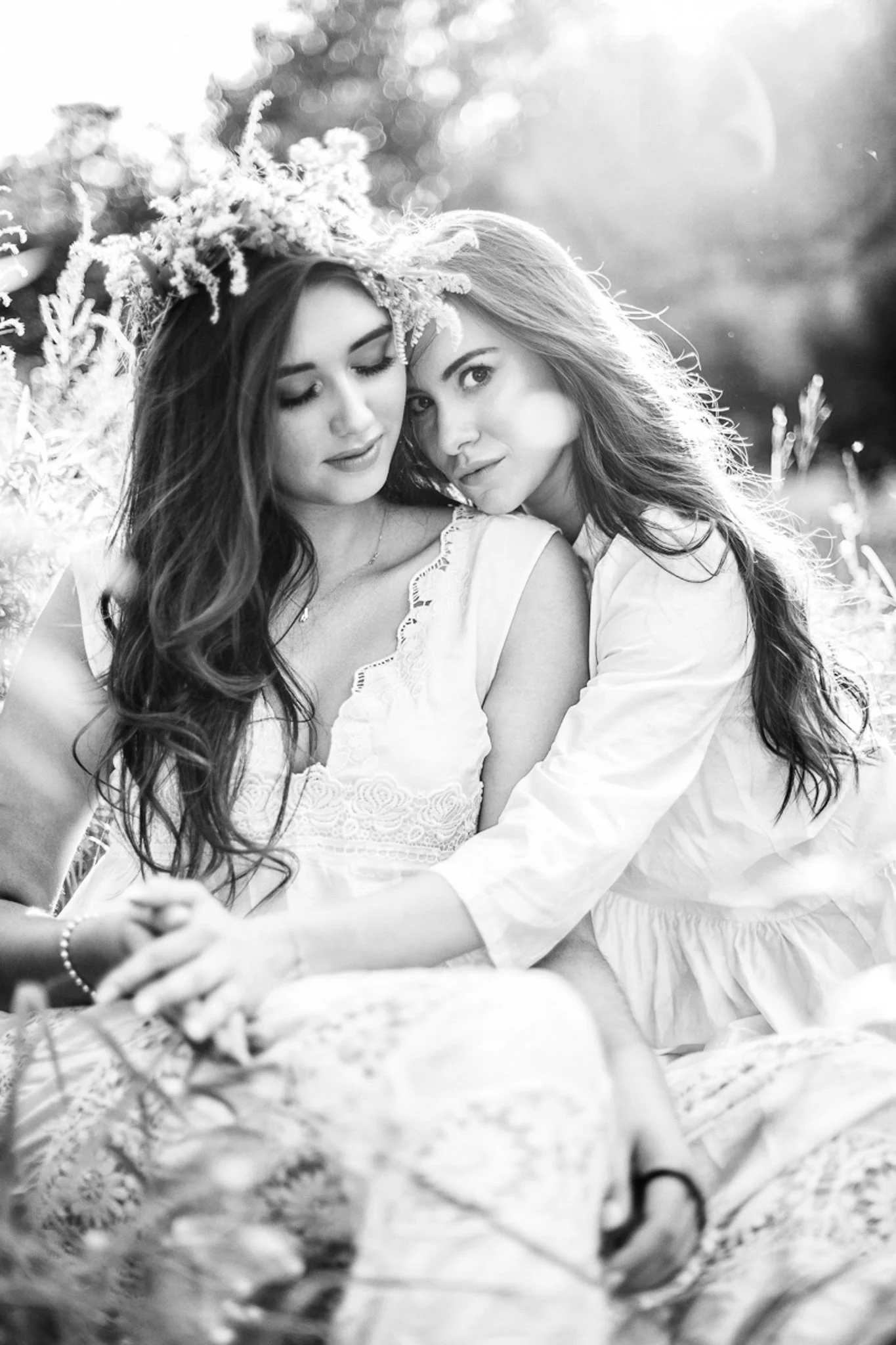 Galeria portretów monochromatycznych to opowieść o emocjach, świetle i formie. Czarno-biały portret wydobywa charakter, spojrzenie i autentyczność, eliminując zbędne rozpraszacze koloru. To fotografia portretowa oparta na prostocie, kontrastach i pon