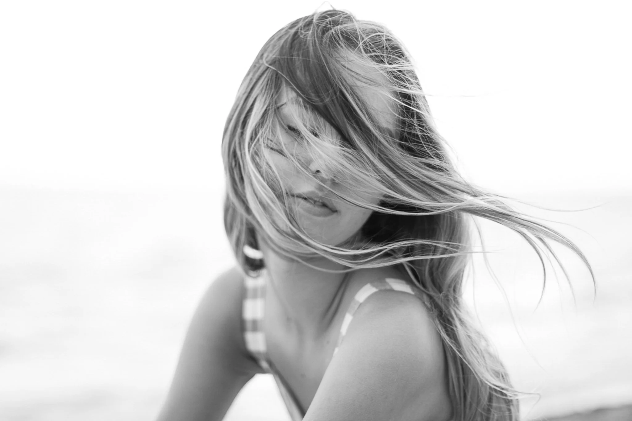 Galeria portretów monochromatycznych to opowieść o emocjach, świetle i formie. Czarno-biały portret wydobywa charakter, spojrzenie i autentyczność, eliminując zbędne rozpraszacze koloru. To fotografia portretowa oparta na prostocie, kontrastach i pon