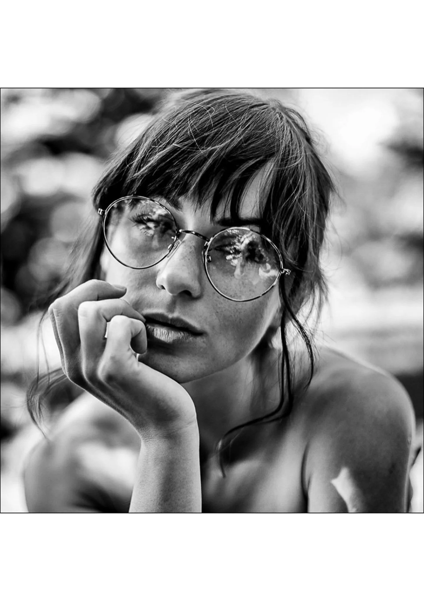 Galeria portretów monochromatycznych to opowieść o emocjach, świetle i formie. Czarno-biały portret wydobywa charakter, spojrzenie i autentyczność, eliminując zbędne rozpraszacze koloru. To fotografia portretowa oparta na prostocie, kontrastach i pon