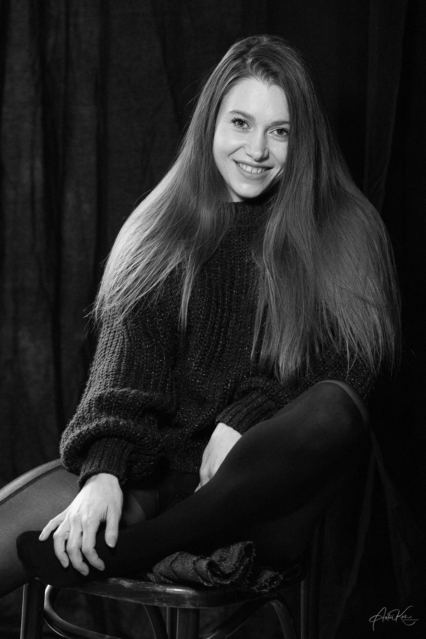 Galeria portretów monochromatycznych to opowieść o emocjach, świetle i formie. Czarno-biały portret wydobywa charakter, spojrzenie i autentyczność, eliminując zbędne rozpraszacze koloru. To fotografia portretowa oparta na prostocie, kontrastach i pon