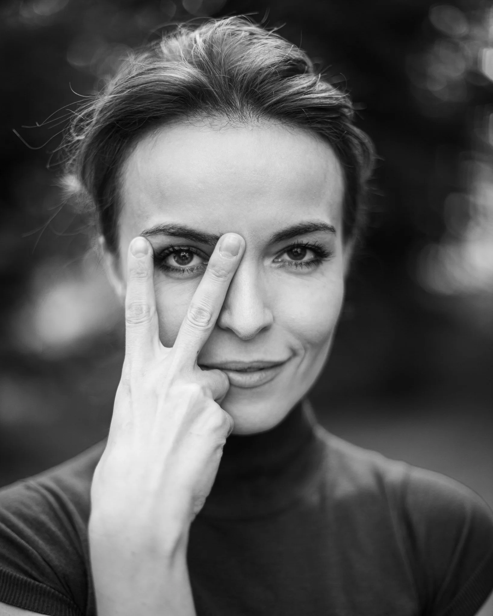 Galeria portretów monochromatycznych to opowieść o emocjach, świetle i formie. Czarno-biały portret wydobywa charakter, spojrzenie i autentyczność, eliminując zbędne rozpraszacze koloru. To fotografia portretowa oparta na prostocie, kontrastach i pon