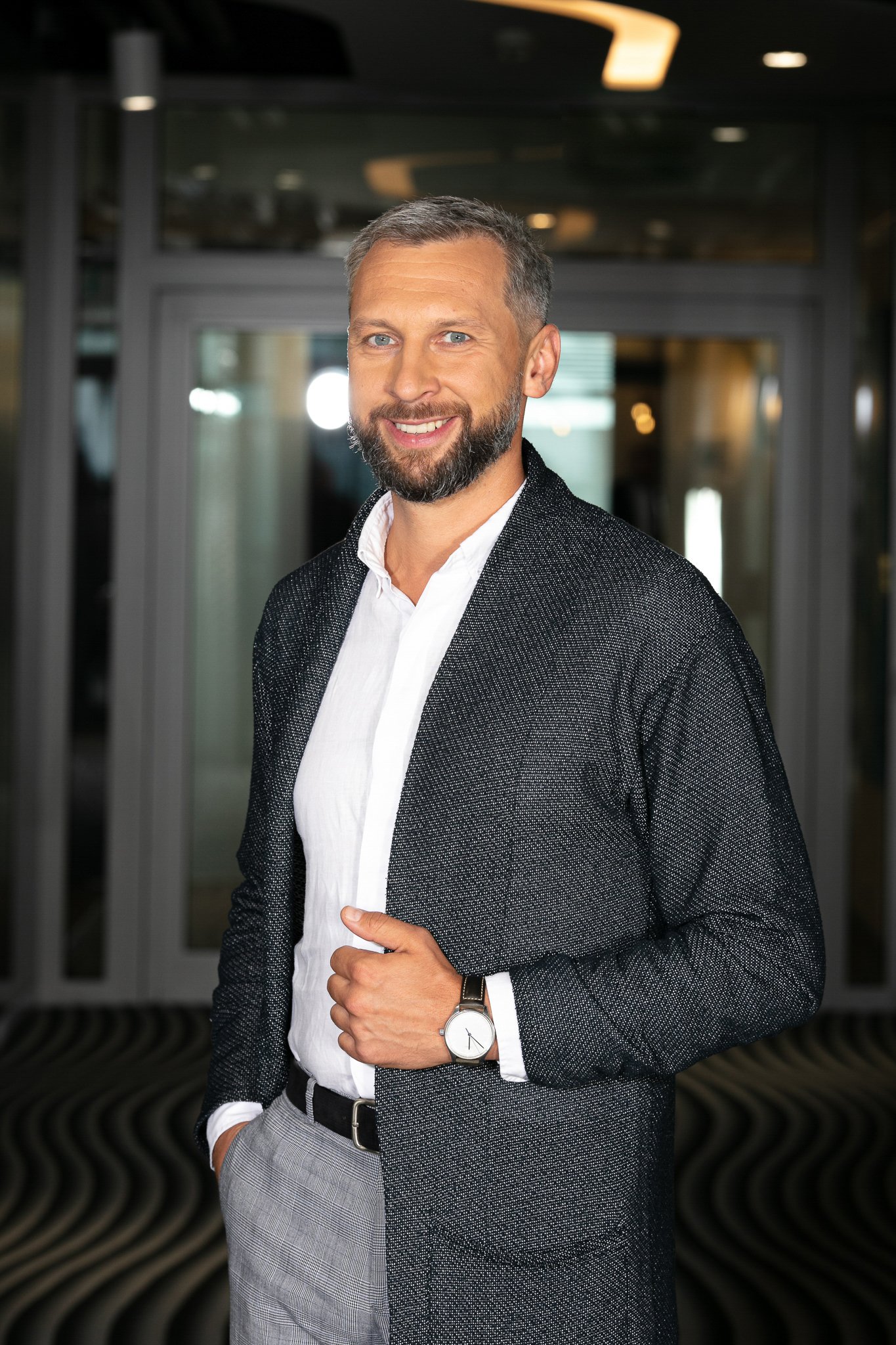 Profesjonalna fotografia biznesowa w Warszawie — sesje wizerunkowe, portrety biznesowe i zdjęcia na LinkedIn. Tworzę fotografie, które podkreślają Twój profesjonalizm, budują zaufanie i wzmacniają markę osobistą. Pokaż siebie i swój biznes z najlepsz
