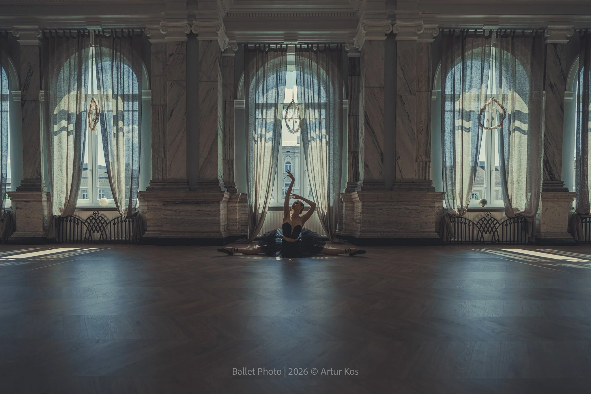 Held in Light — a fine art photography project exploring movement, light, and suspended emotion. Inspired by ballet and impressionist composition.

#heldinlight #fineartphotography #balletphotography #lightpainting #movementphotography #degasinspired