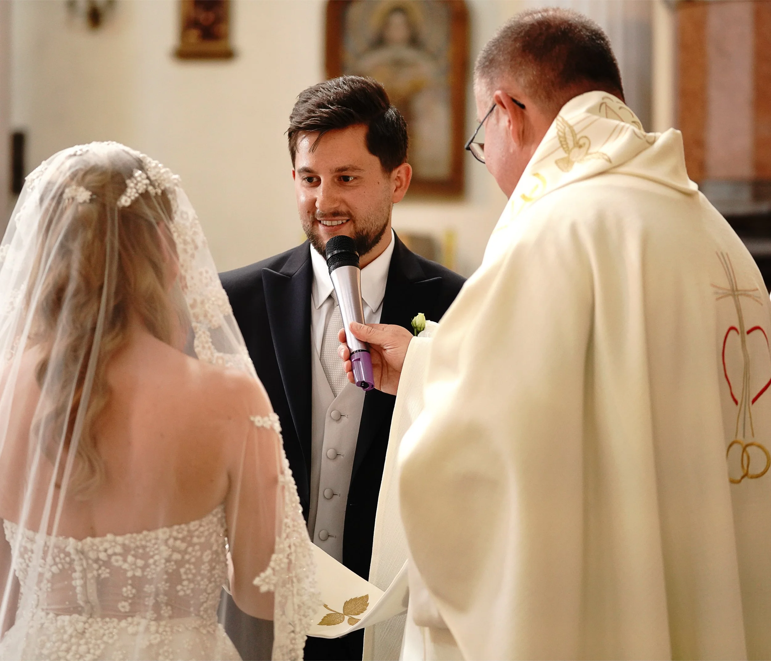 Album fotograficzny ślubny to ponadczasowa pamiątka, w której zapisane są najpiękniejsze chwile dnia ślubu. Starannie wybrane fotografie ukazują emocje, miłość, wzruszenia i wyjątkowe detale, tworząc spójną opowieść o Waszej historii. W One Day Studi