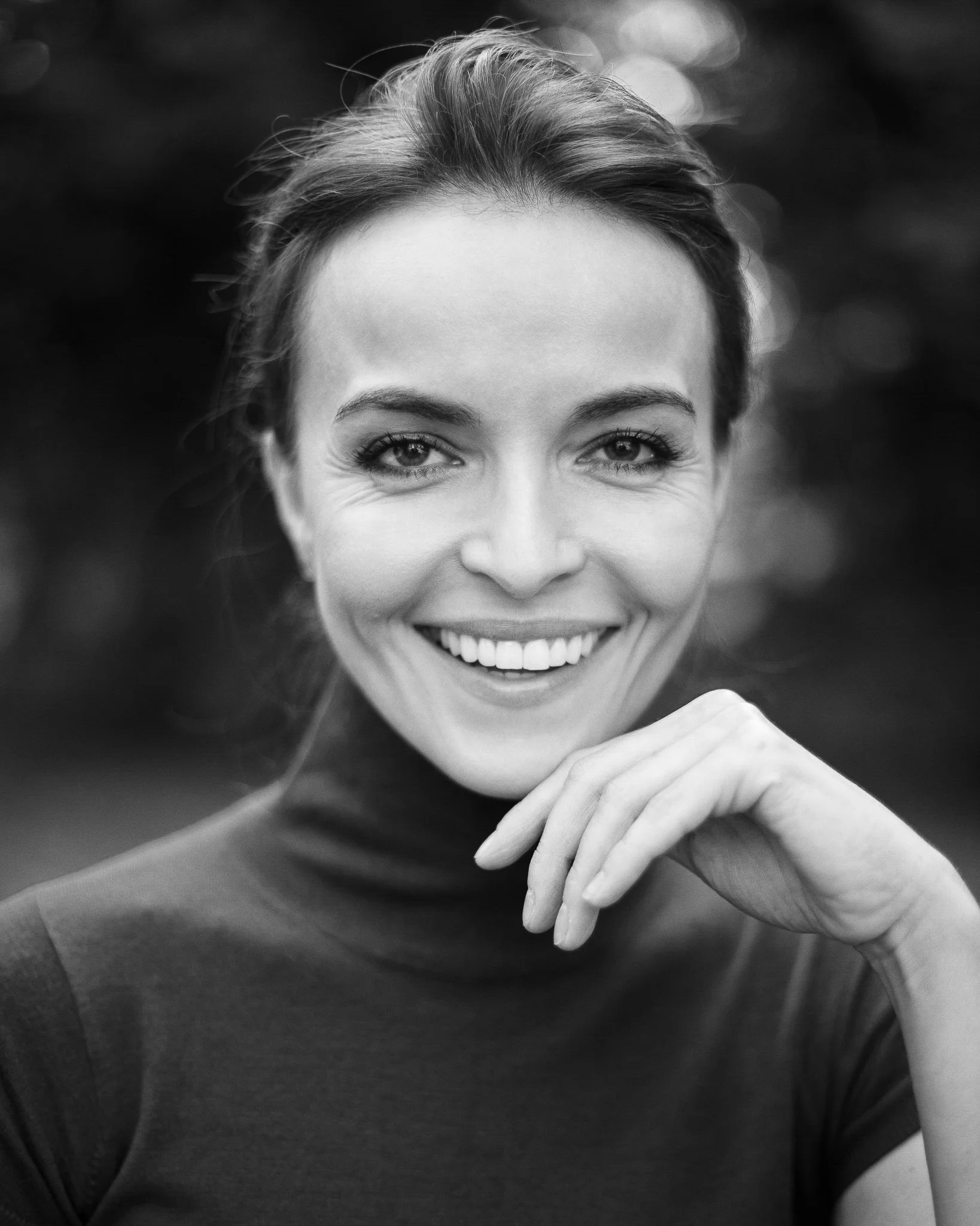 Galeria portretów monochromatycznych to opowieść o emocjach, świetle i formie. Czarno-biały portret wydobywa charakter, spojrzenie i autentyczność, eliminując zbędne rozpraszacze koloru. To fotografia portretowa oparta na prostocie, kontrastach i pon