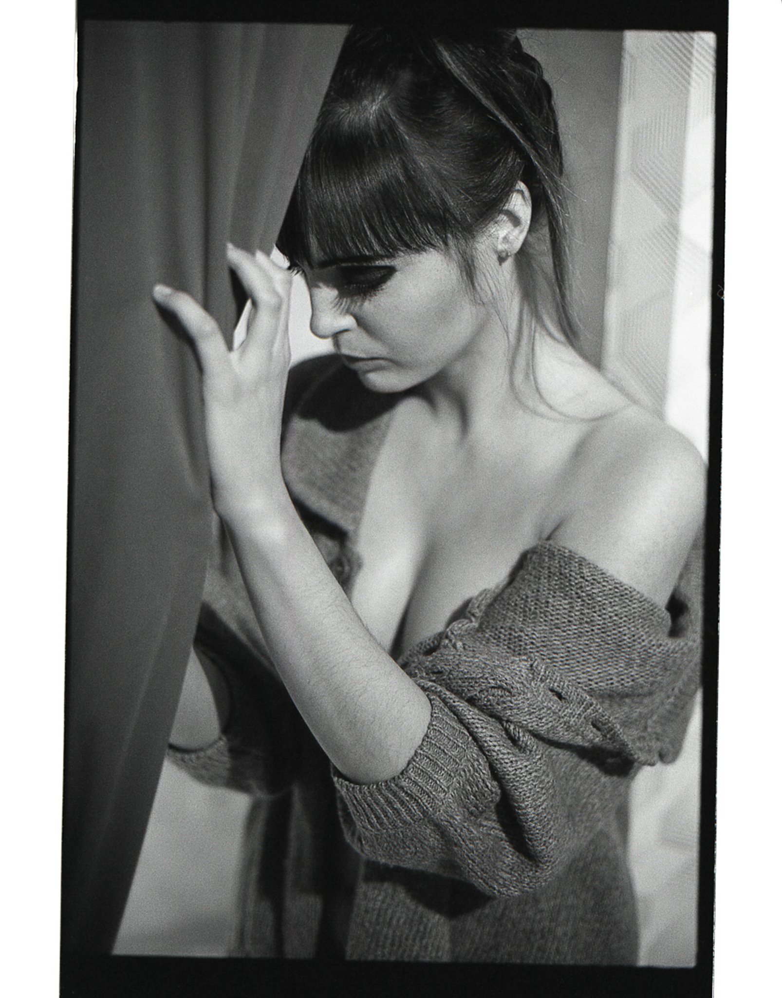 Galeria portretów monochromatycznych to opowieść o emocjach, świetle i formie. Czarno-biały portret wydobywa charakter, spojrzenie i autentyczność, eliminując zbędne rozpraszacze koloru. To fotografia portretowa oparta na prostocie, kontrastach i pon