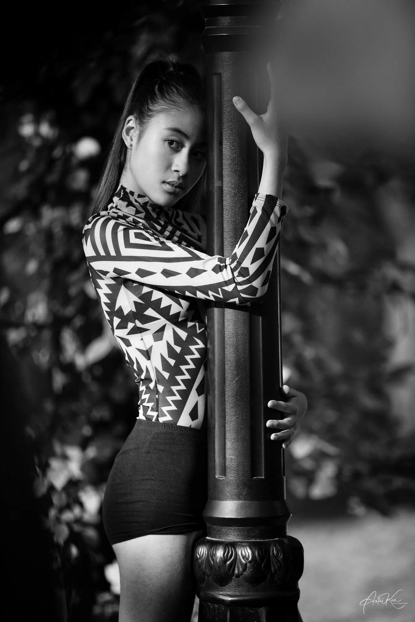 Galeria portretów monochromatycznych to opowieść o emocjach, świetle i formie. Czarno-biały portret wydobywa charakter, spojrzenie i autentyczność, eliminując zbędne rozpraszacze koloru. To fotografia portretowa oparta na prostocie, kontrastach i pon