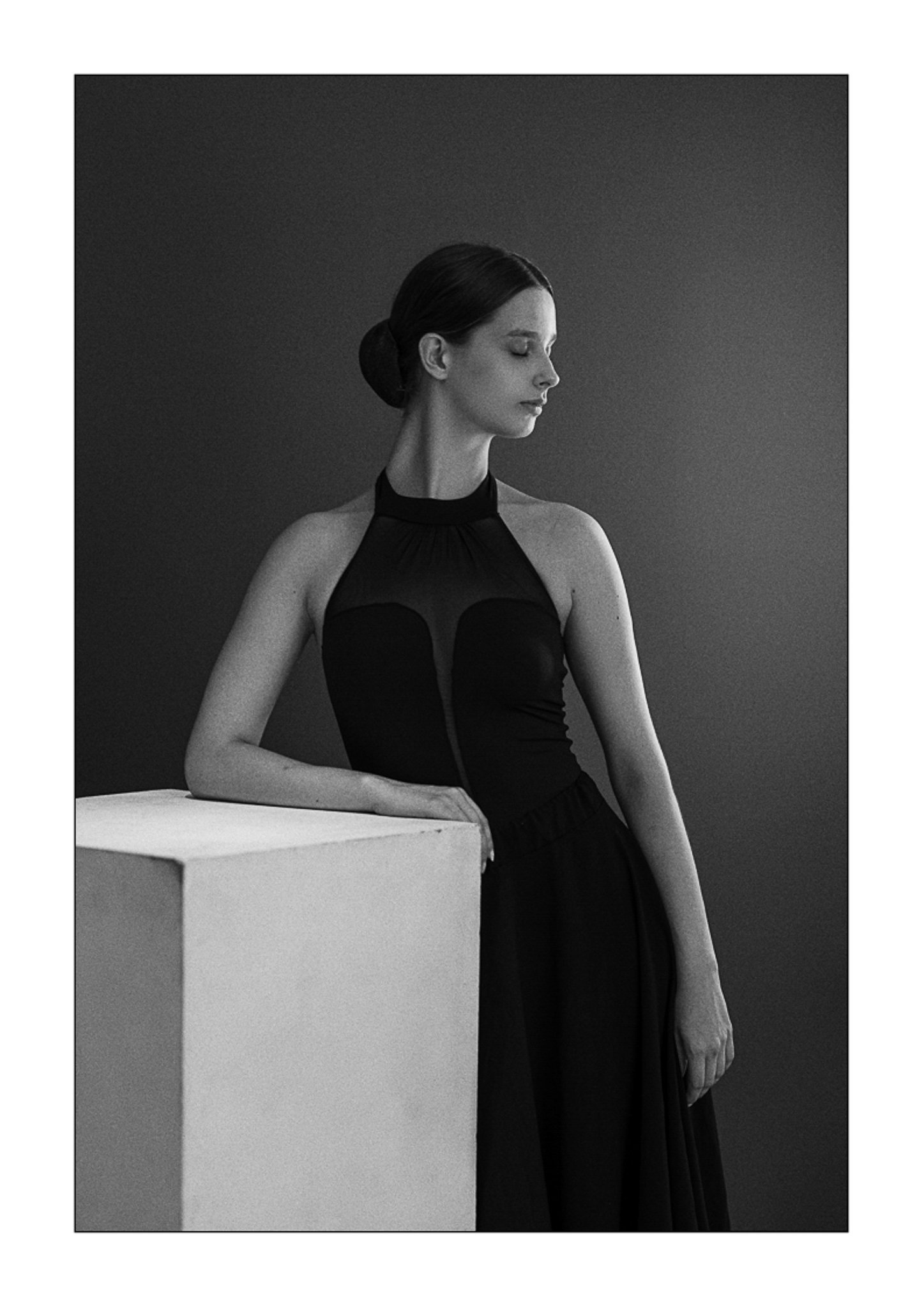 Galeria portretów monochromatycznych to opowieść o emocjach, świetle i formie. Czarno-biały portret wydobywa charakter, spojrzenie i autentyczność, eliminując zbędne rozpraszacze koloru. To fotografia portretowa oparta na prostocie, kontrastach i pon