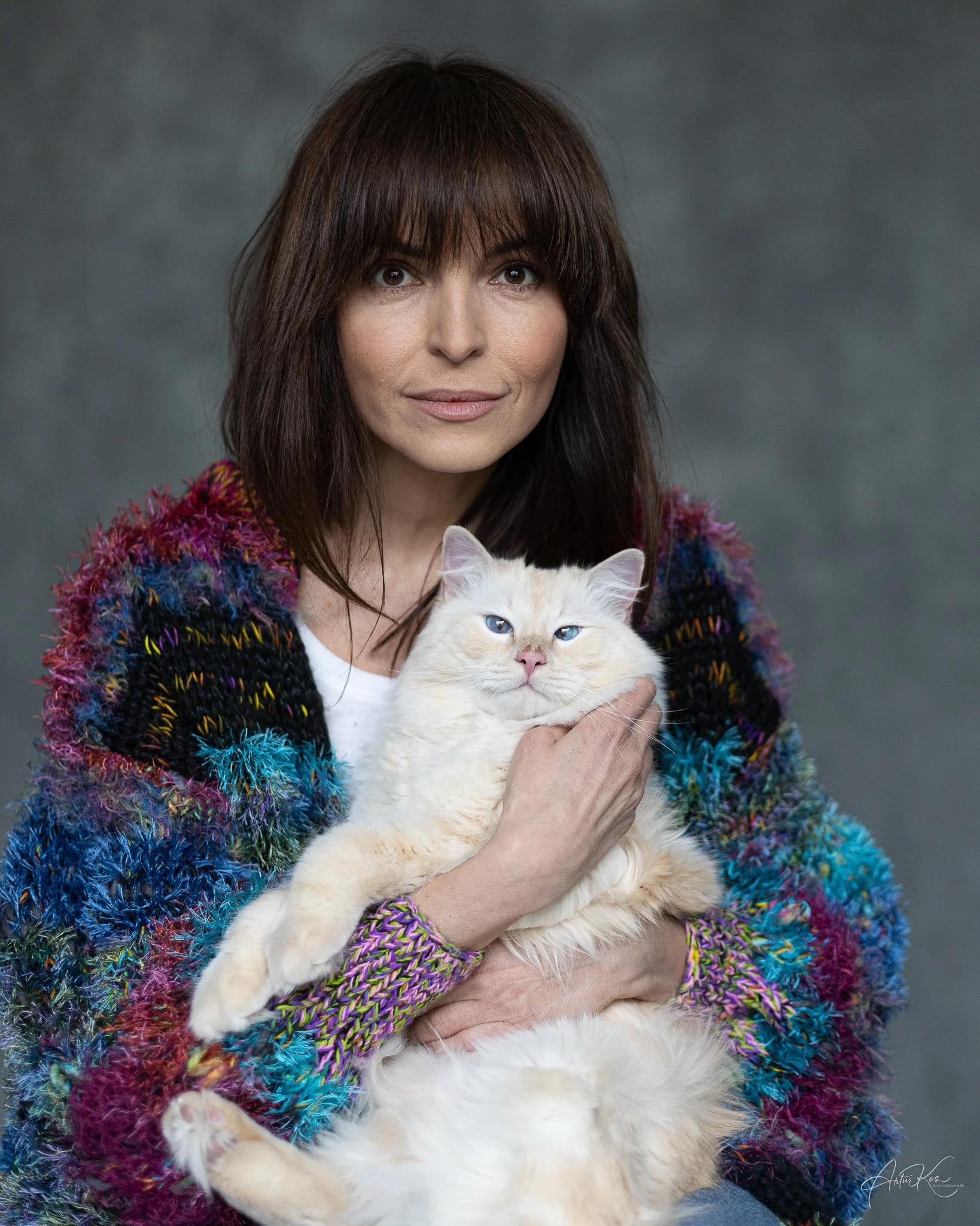 Color portrait photography celebrates natural tones, light, and emotion, capturing personality through rich colors and subtle nuances.