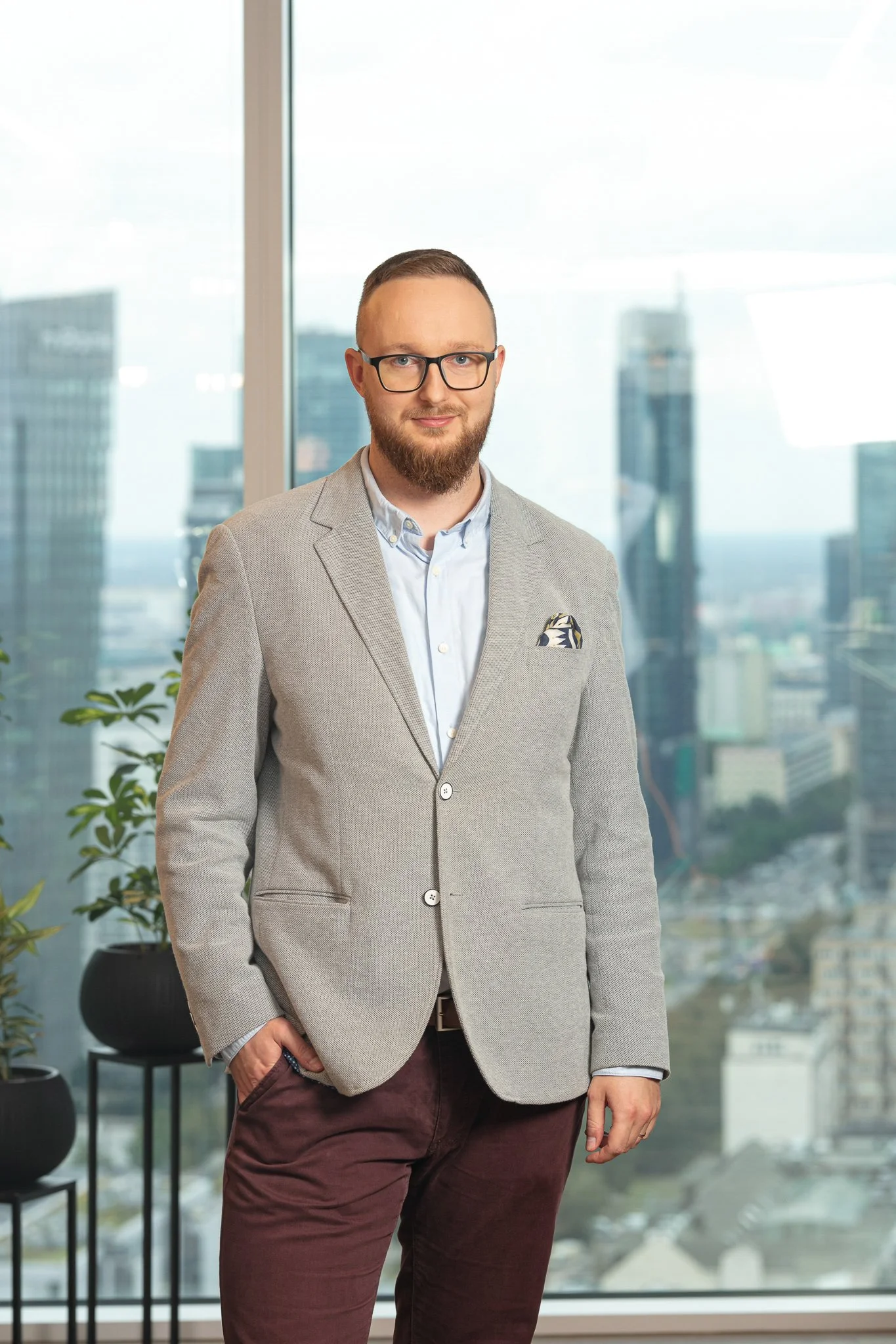 Profesjonalna fotografia biznesowa w Warszawie — sesje wizerunkowe, portrety biznesowe i zdjęcia na LinkedIn. Tworzę fotografie, które podkreślają Twój profesjonalizm, budują zaufanie i wzmacniają markę osobistą. Pokaż siebie i swój biznes z najlepsz