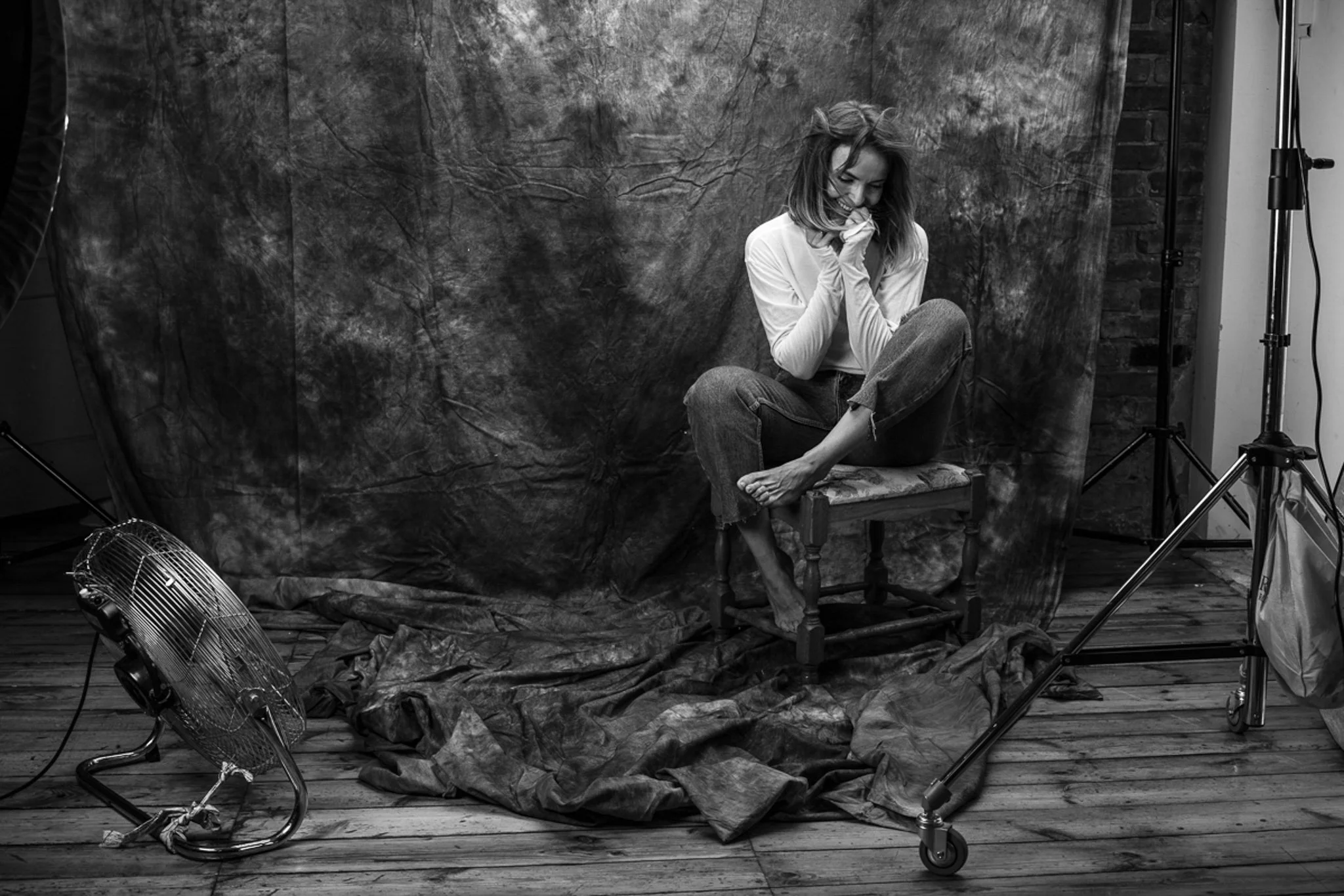 Galeria portretów monochromatycznych to opowieść o emocjach, świetle i formie. Czarno-biały portret wydobywa charakter, spojrzenie i autentyczność, eliminując zbędne rozpraszacze koloru. To fotografia portretowa oparta na prostocie, kontrastach i pon