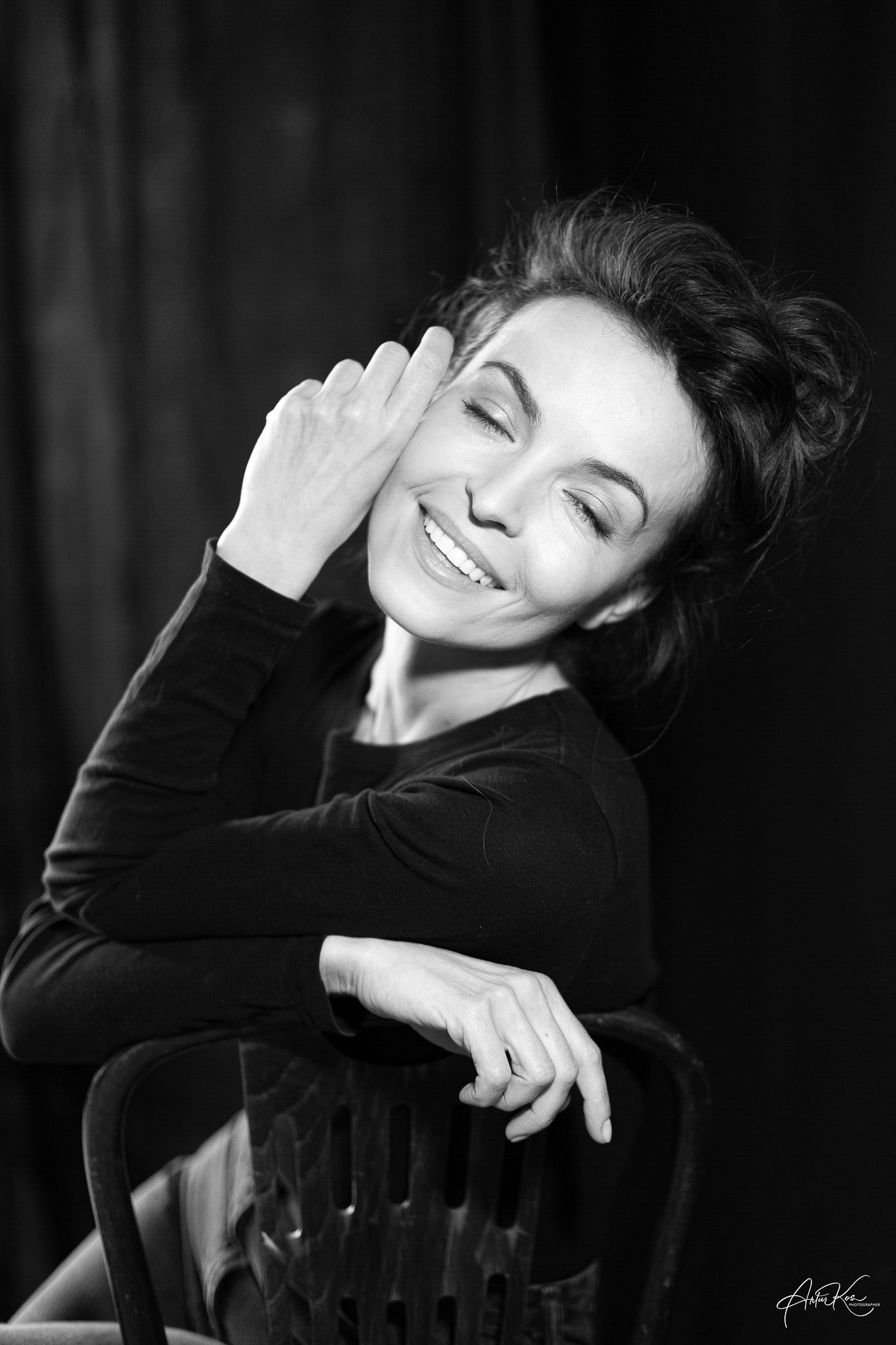 Galeria portretów monochromatycznych to opowieść o emocjach, świetle i formie. Czarno-biały portret wydobywa charakter, spojrzenie i autentyczność, eliminując zbędne rozpraszacze koloru. To fotografia portretowa oparta na prostocie, kontrastach i pon