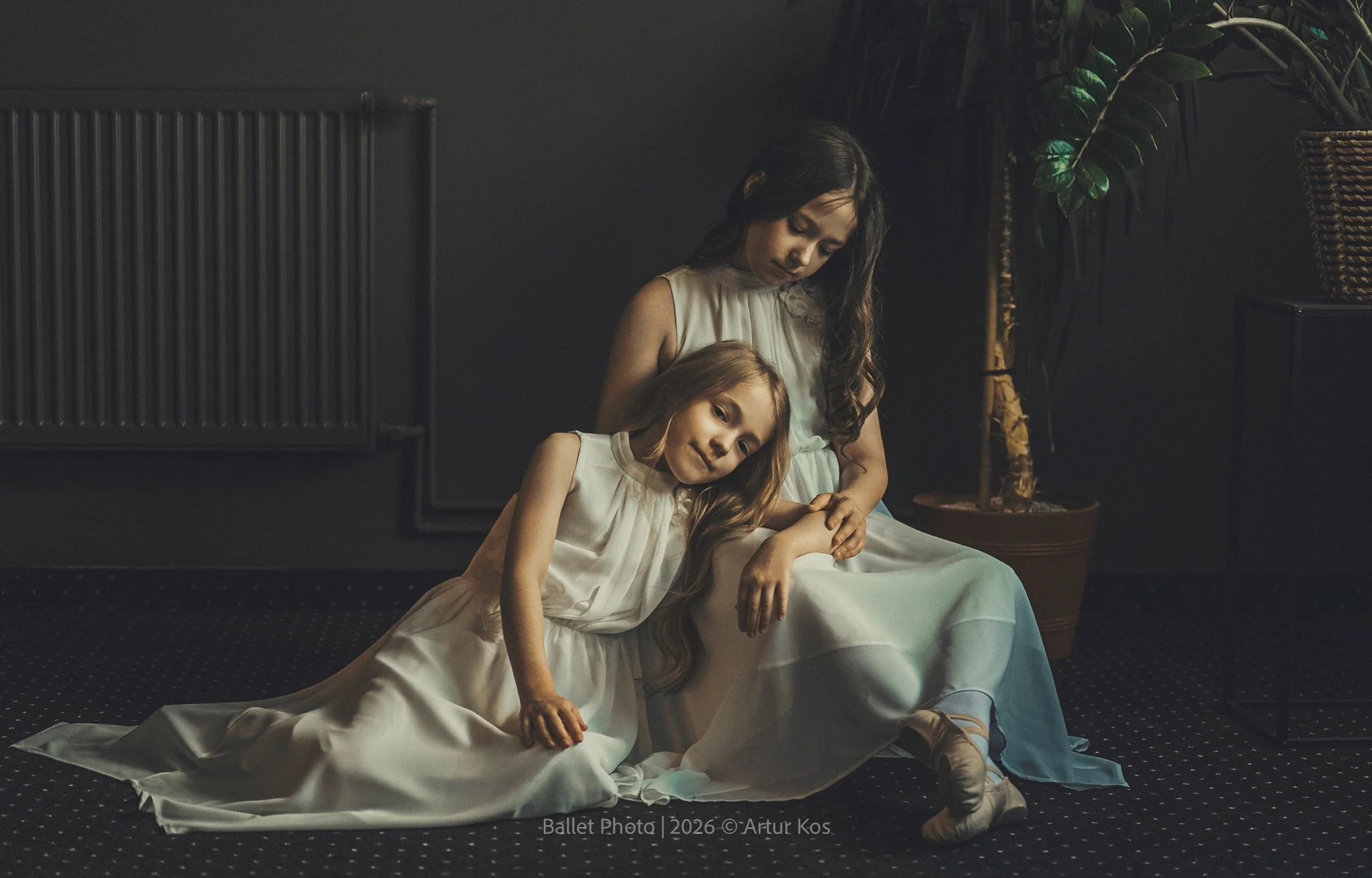 Siła, lekkość i emocje zamknięte w jednym kadrze. Każda fotografia baletowa opowiada historię ruchu, pasji i niezwykłej precyzji. Profesjonalna fotografia baletowa to uchwycenie ulotnych chwil, które trwają zaledwie ułamek sekundy, a pozostają na zaw