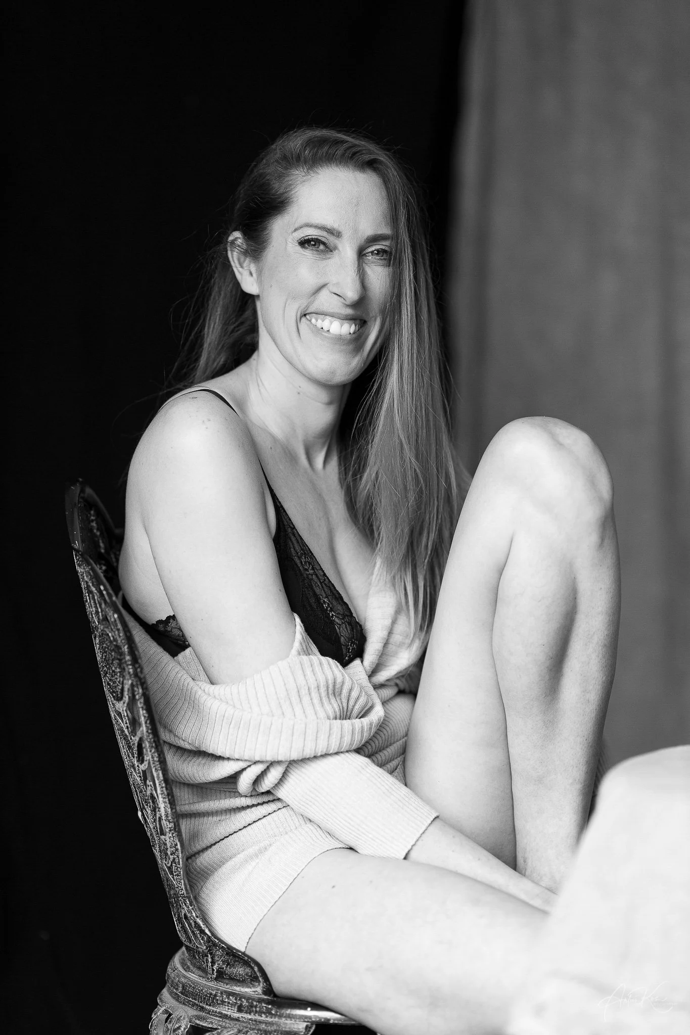 Galeria portretów monochromatycznych to opowieść o emocjach, świetle i formie. Czarno-biały portret wydobywa charakter, spojrzenie i autentyczność, eliminując zbędne rozpraszacze koloru. To fotografia portretowa oparta na prostocie, kontrastach i pon