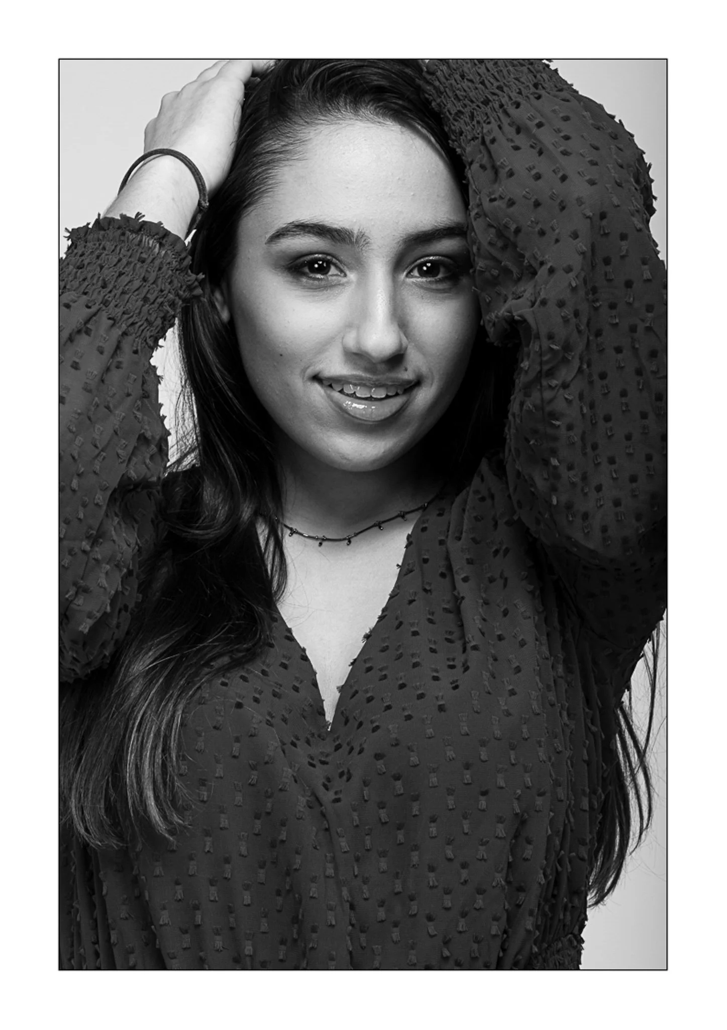 Galeria portretów monochromatycznych to opowieść o emocjach, świetle i formie. Czarno-biały portret wydobywa charakter, spojrzenie i autentyczność, eliminując zbędne rozpraszacze koloru. To fotografia portretowa oparta na prostocie, kontrastach i pon