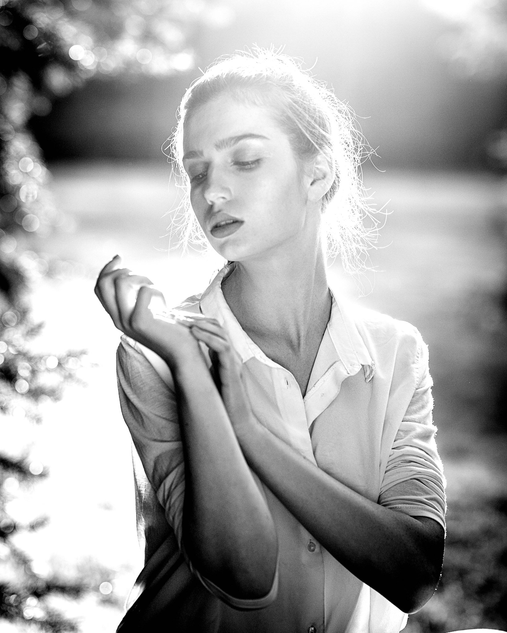 Galeria portretów monochromatycznych to opowieść o emocjach, świetle i formie. Czarno-biały portret wydobywa charakter, spojrzenie i autentyczność, eliminując zbędne rozpraszacze koloru. To fotografia portretowa oparta na prostocie, kontrastach i pon