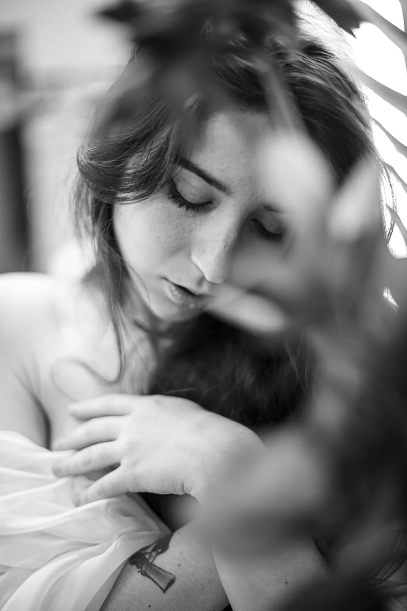 Galeria portretów monochromatycznych to opowieść o emocjach, świetle i formie. Czarno-biały portret wydobywa charakter, spojrzenie i autentyczność, eliminując zbędne rozpraszacze koloru. To fotografia portretowa oparta na prostocie, kontrastach i pon