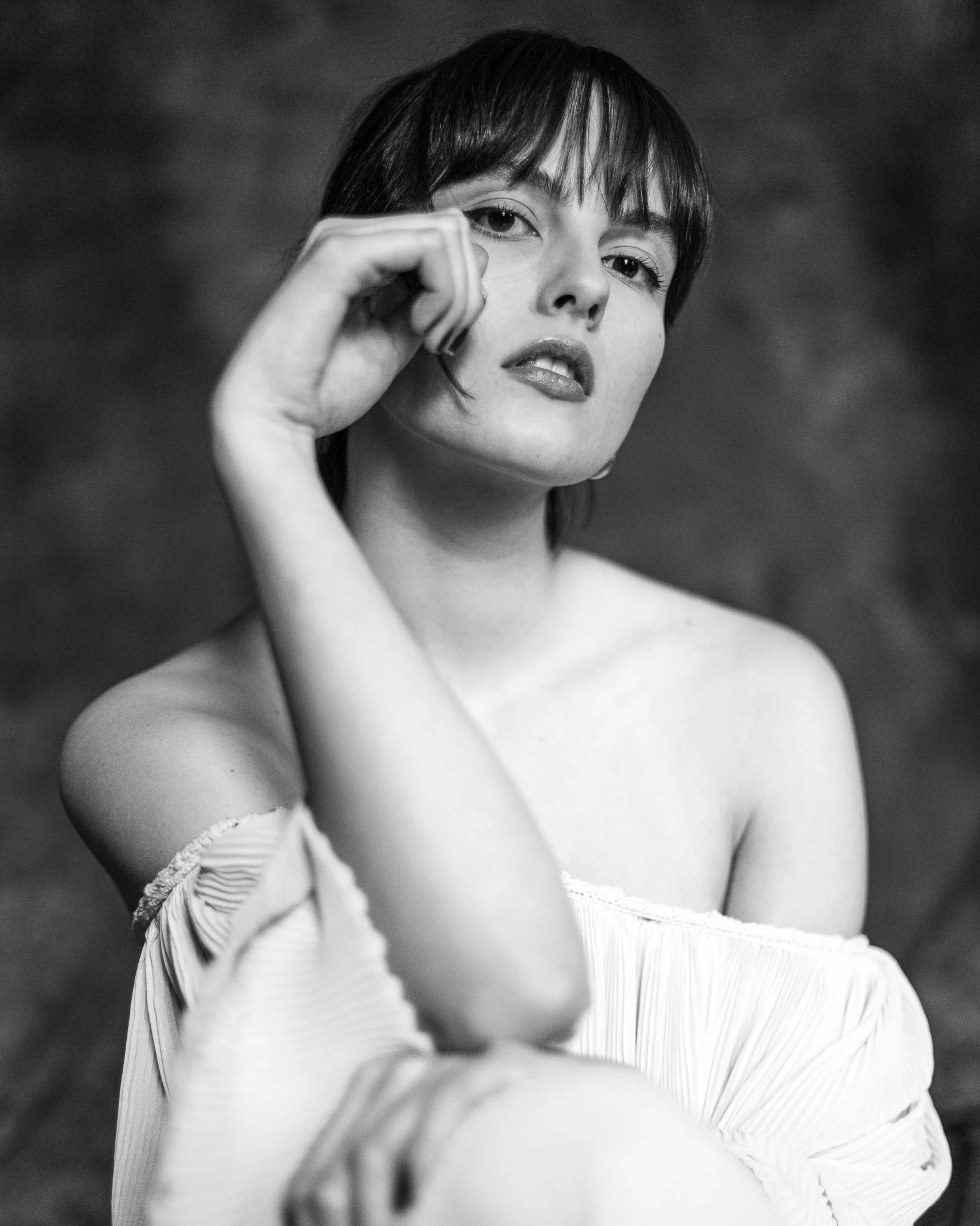 Galeria portretów monochromatycznych to opowieść o emocjach, świetle i formie. Czarno-biały portret wydobywa charakter, spojrzenie i autentyczność, eliminując zbędne rozpraszacze koloru. To fotografia portretowa oparta na prostocie, kontrastach i pon