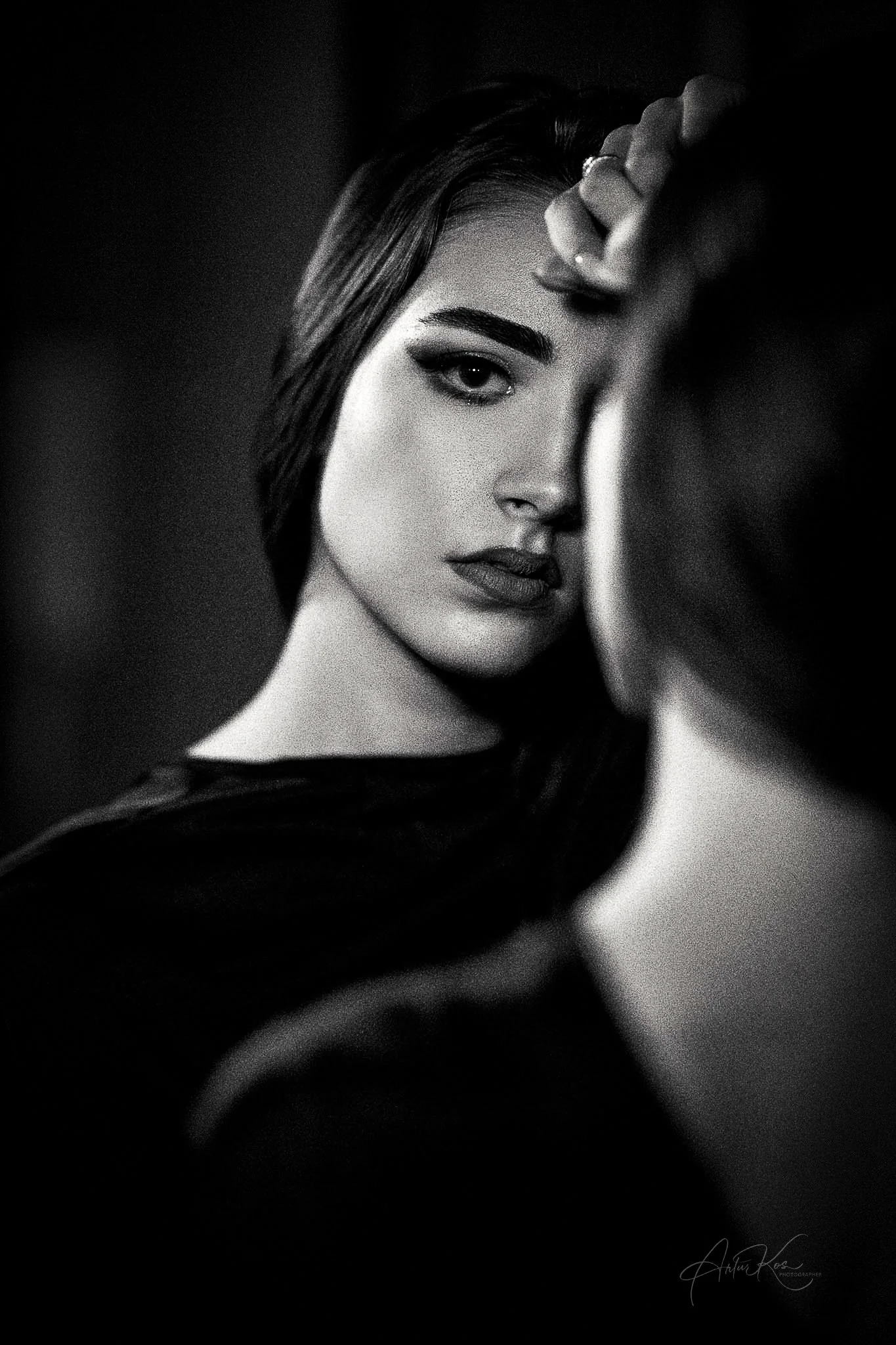 Galeria portretów monochromatycznych to opowieść o emocjach, świetle i formie. Czarno-biały portret wydobywa charakter, spojrzenie i autentyczność, eliminując zbędne rozpraszacze koloru. To fotografia portretowa oparta na prostocie, kontrastach i pon