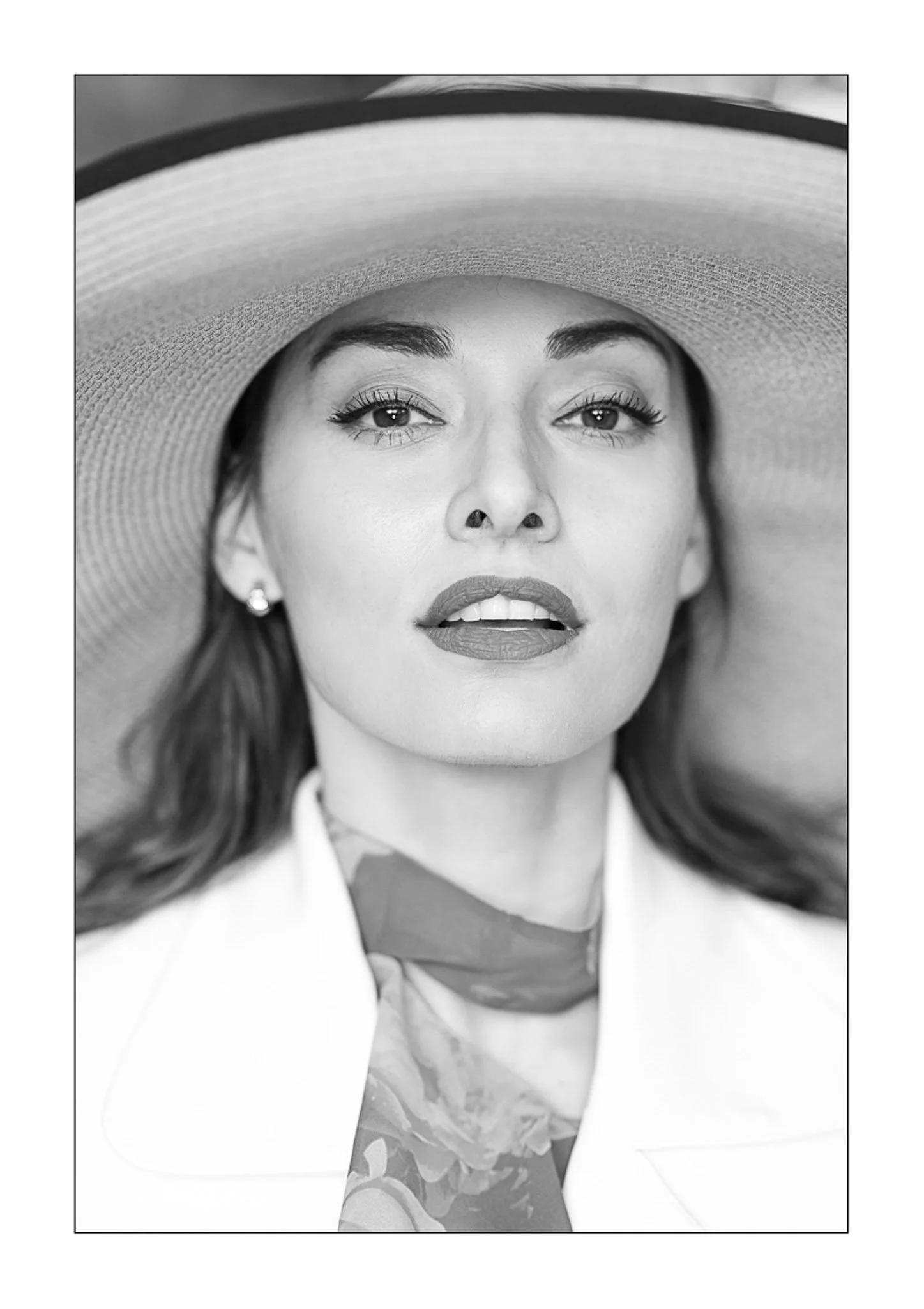 Galeria portretów monochromatycznych to opowieść o emocjach, świetle i formie. Czarno-biały portret wydobywa charakter, spojrzenie i autentyczność, eliminując zbędne rozpraszacze koloru. To fotografia portretowa oparta na prostocie, kontrastach i pon