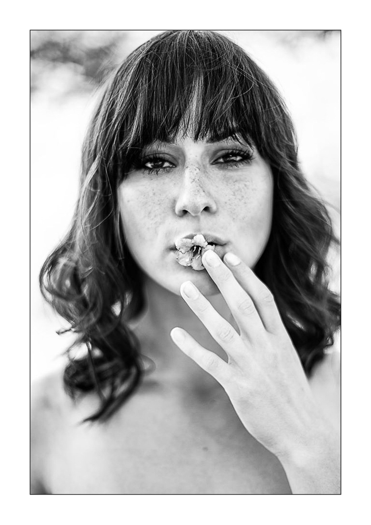 Galeria portretów monochromatycznych to opowieść o emocjach, świetle i formie. Czarno-biały portret wydobywa charakter, spojrzenie i autentyczność, eliminując zbędne rozpraszacze koloru. To fotografia portretowa oparta na prostocie, kontrastach i pon